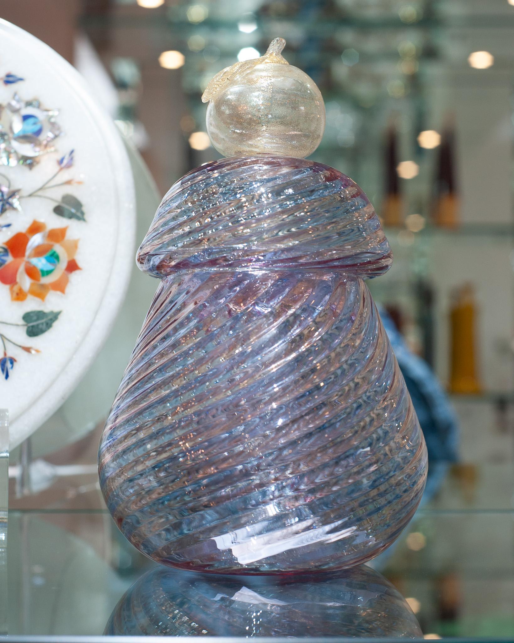 Diese atemberaubende Keksdose aus Muranoglas ist ein elegantes Gefäß für Ihre Lieblingsleckereien. Handgeblasenes Murano-Glas in verschlungenen Wirbeln aus Rosa und Blau, mit blattvergoldetem Apfeldeckel. Signiert vom Künstler auf der Unterseite, La