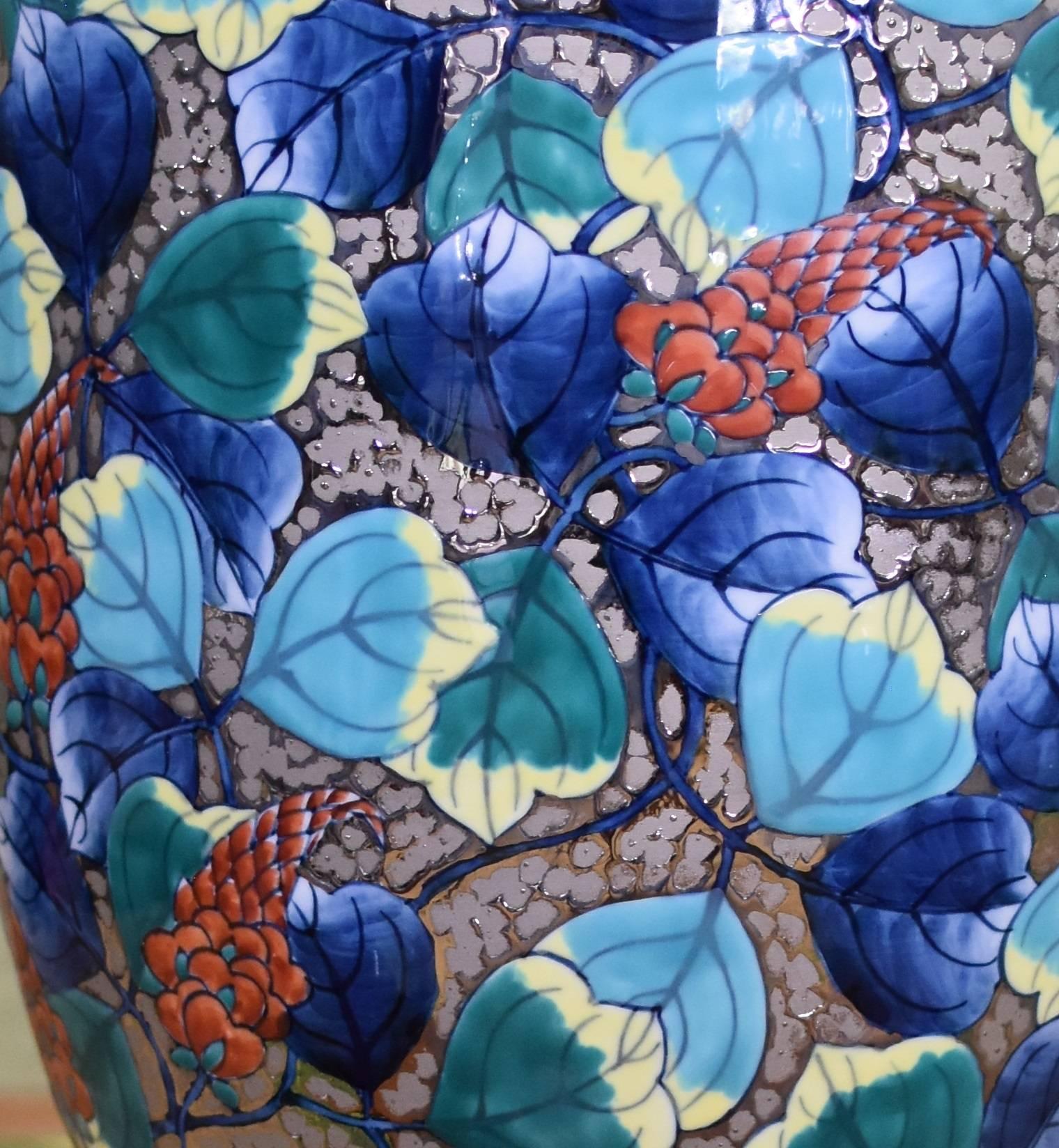 Meiji Vase contemporain en porcelaine bleue et platine de l'artiste japonais en vente