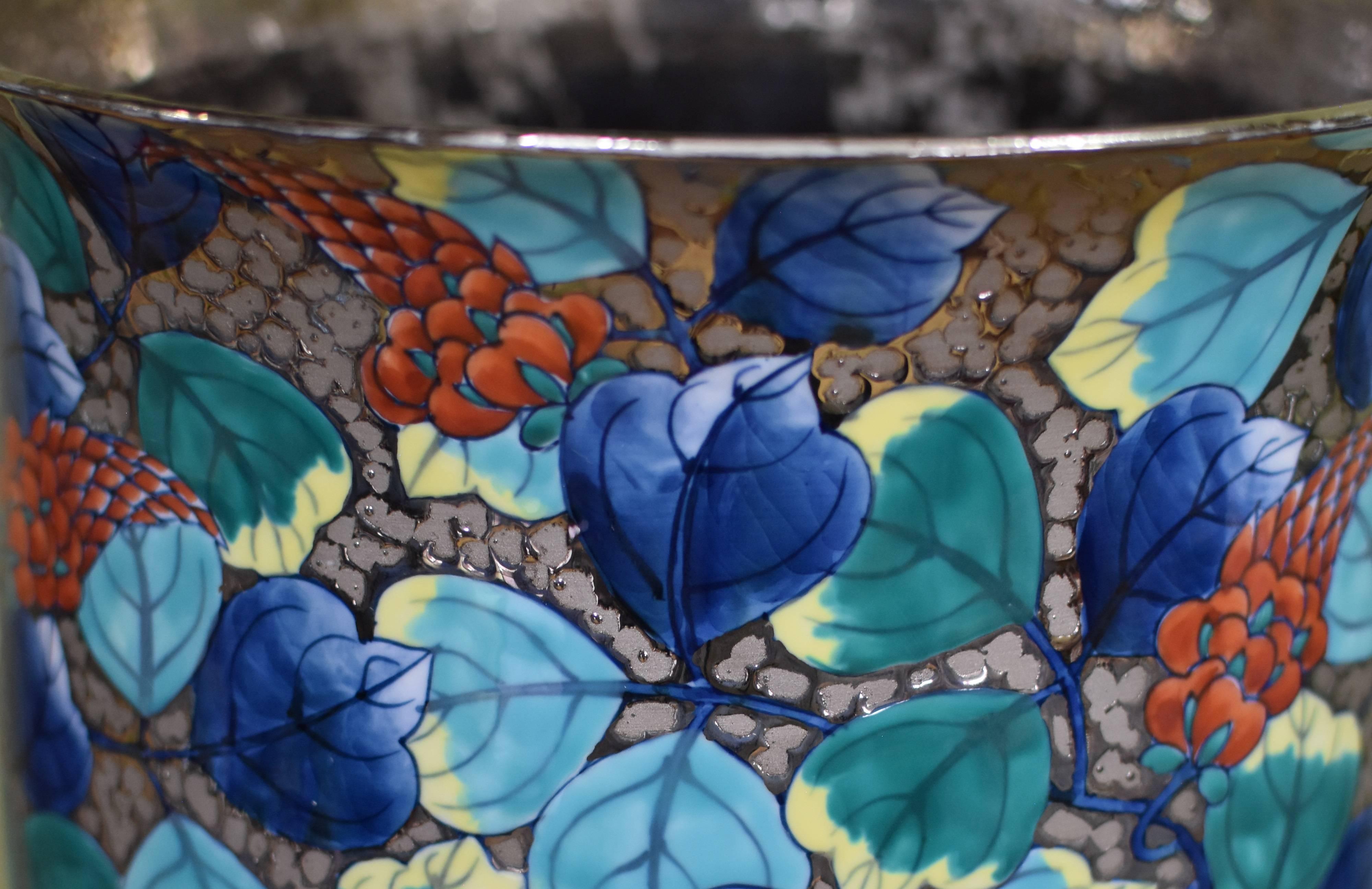 Japonais Vase contemporain en porcelaine bleue et platine de l'artiste japonais en vente