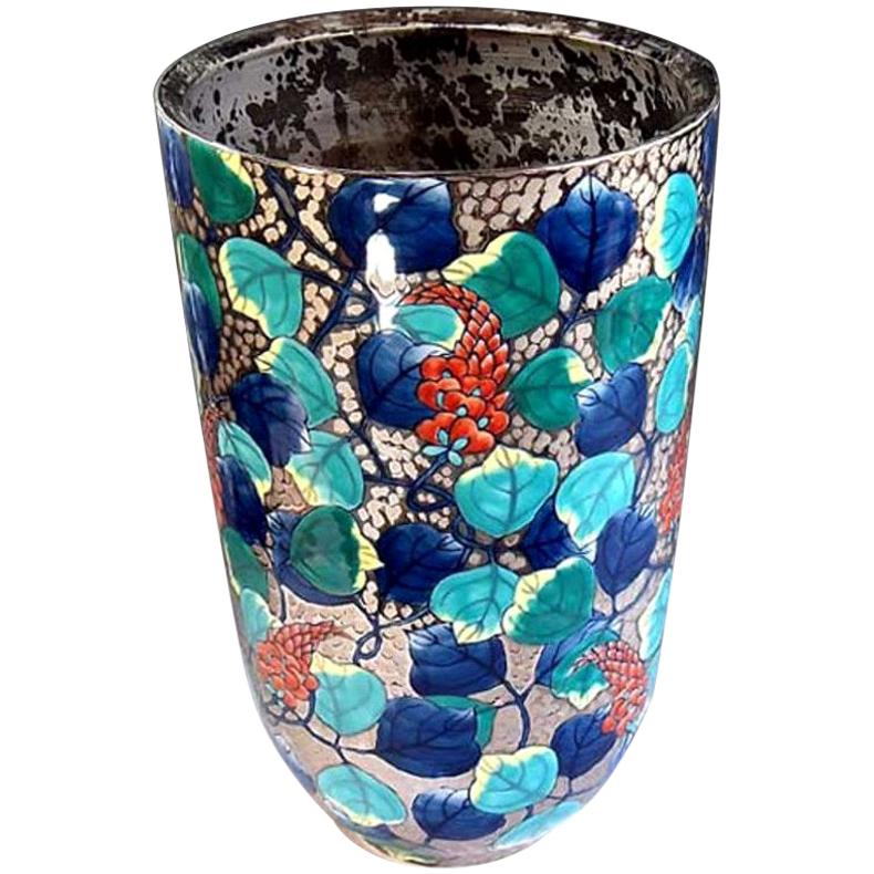 Vase contemporain en porcelaine bleue et platine de l'artiste japonais en vente