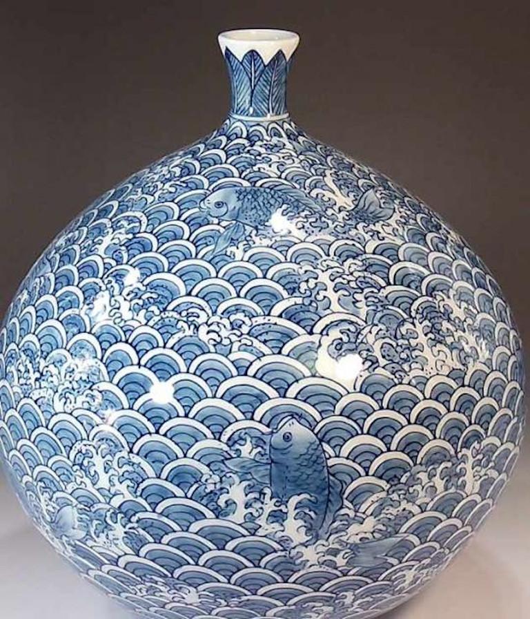 Exquis vase contemporain en porcelaine décorative japonaise, peint à la main de manière complexe en bleu sous glaçure dans différentes nuances de bleu sur un corps de forme ovoïde étonnante, une œuvre signée par un maître artiste en porcelaine primé