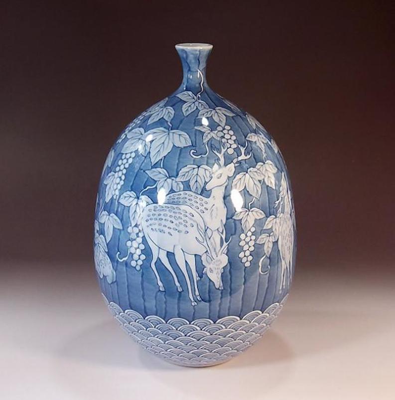 Japonais Vase japonais contemporain en porcelaine bleue et blanche par un maître artiste, 5 pièces en vente