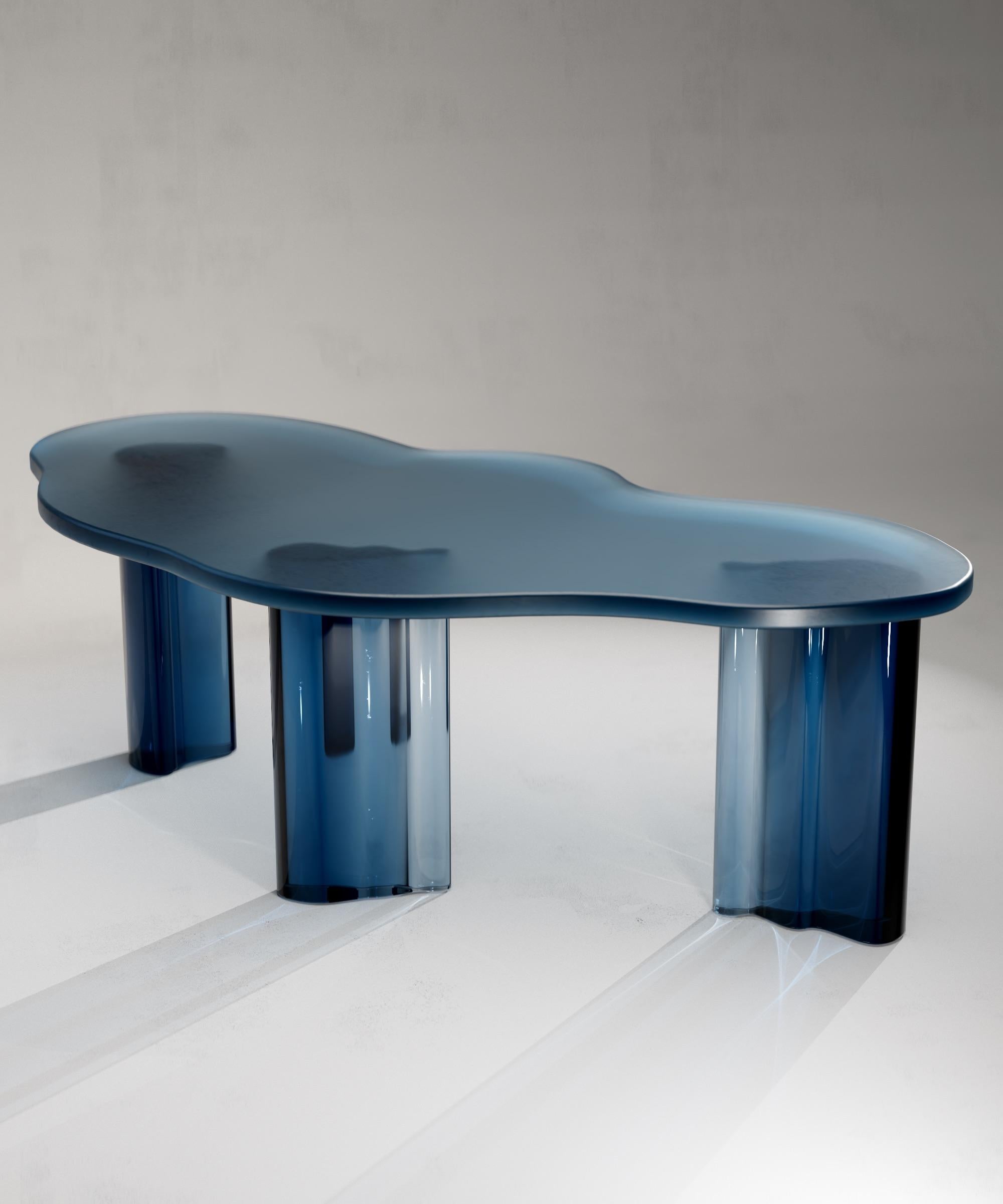 Néerlandais Table de salle à manger contemporaine en résine bleue organique laya en vente