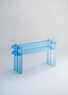 Petit banc Traculid contemporain en résine bleue de Laurids Galle