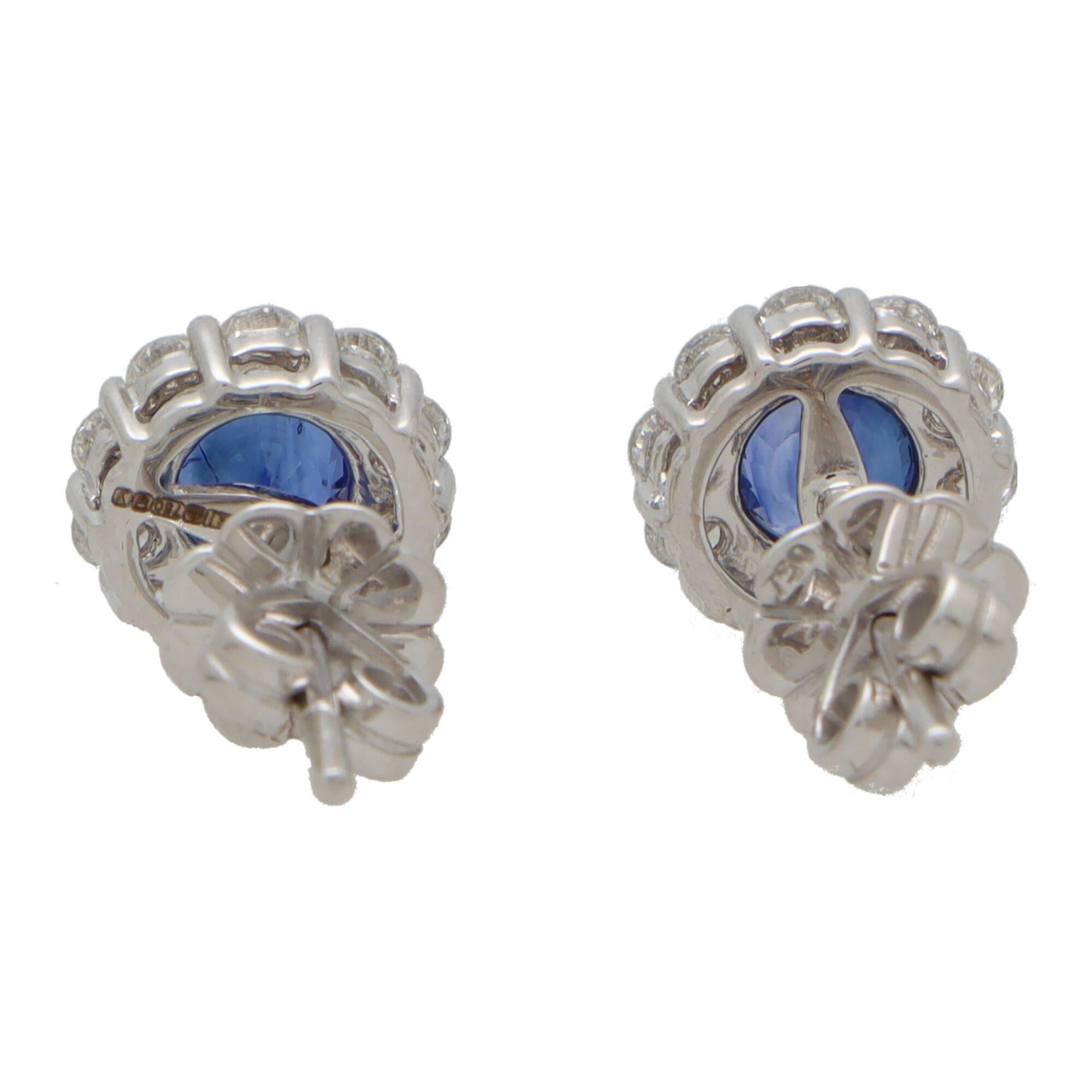 Contemporary Blue Sapphire and Diamond Cluster Earrings in 18k White Gold In New Condition For Sale In London, GB