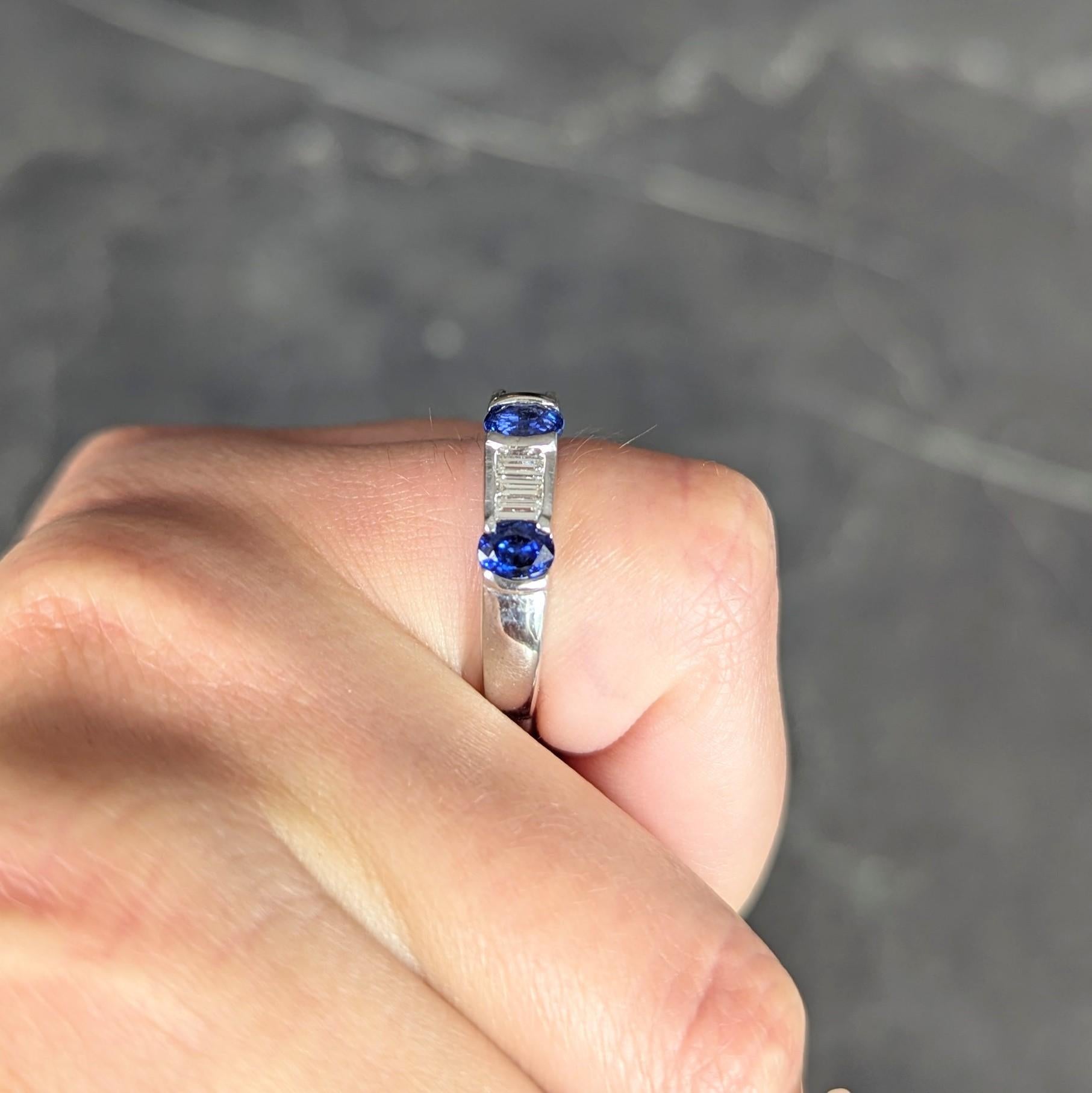 Anello contemporaneo con zaffiro blu e diamante, in oro bianco 18 carati, con fascia di tensione in vendita 4