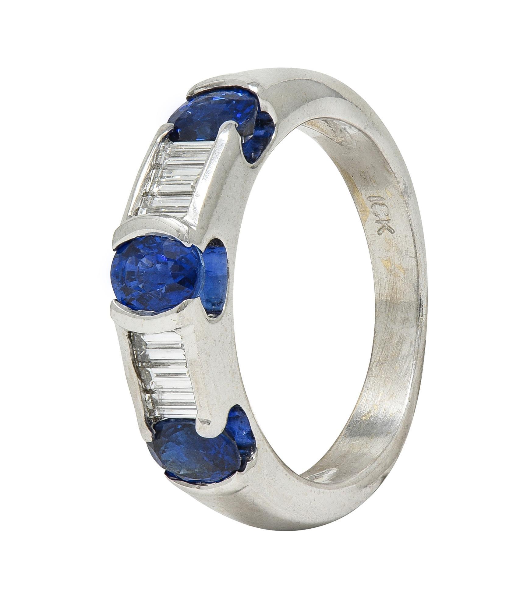 Contemporaneo Anello contemporaneo con zaffiro blu e diamante, in oro bianco 18 carati, con fascia di tensione in vendita