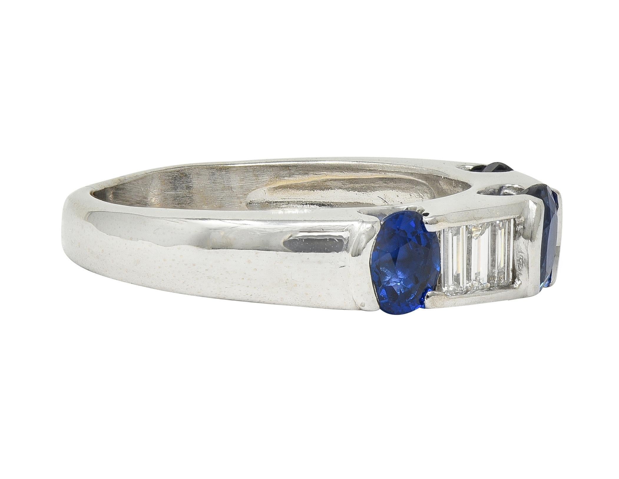 Taglio ovale Anello contemporaneo con zaffiro blu e diamante, in oro bianco 18 carati, con fascia di tensione in vendita