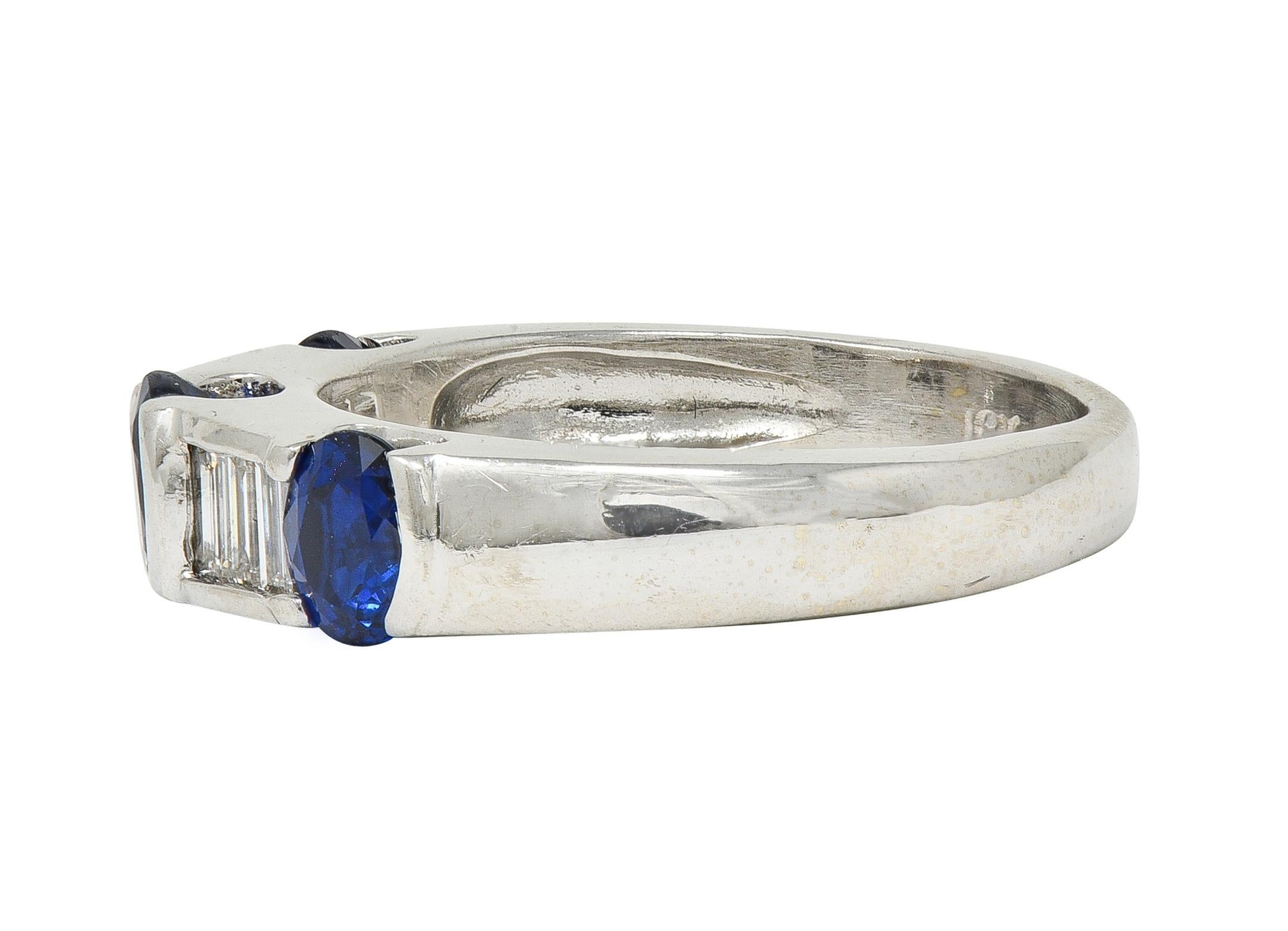 da uomo o donna Anello contemporaneo con zaffiro blu e diamante, in oro bianco 18 carati, con fascia di tensione in vendita