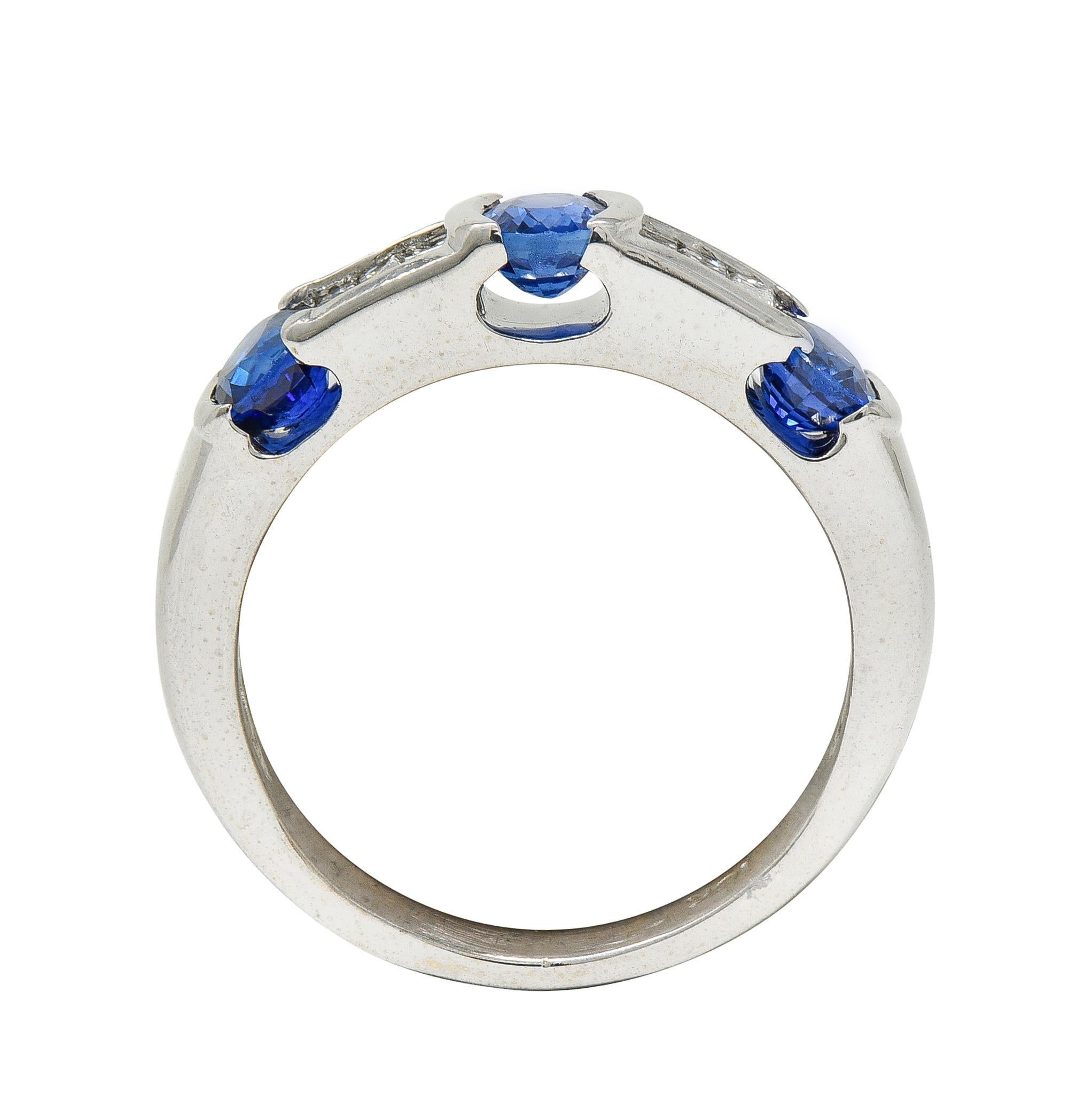 Anello contemporaneo con zaffiro blu e diamante, in oro bianco 18 carati, con fascia di tensione in vendita 2