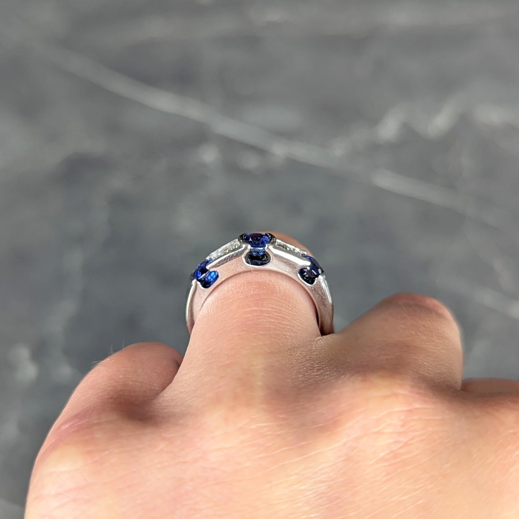 Anello contemporaneo con zaffiro blu e diamante, in oro bianco 18 carati, con fascia di tensione in vendita 3