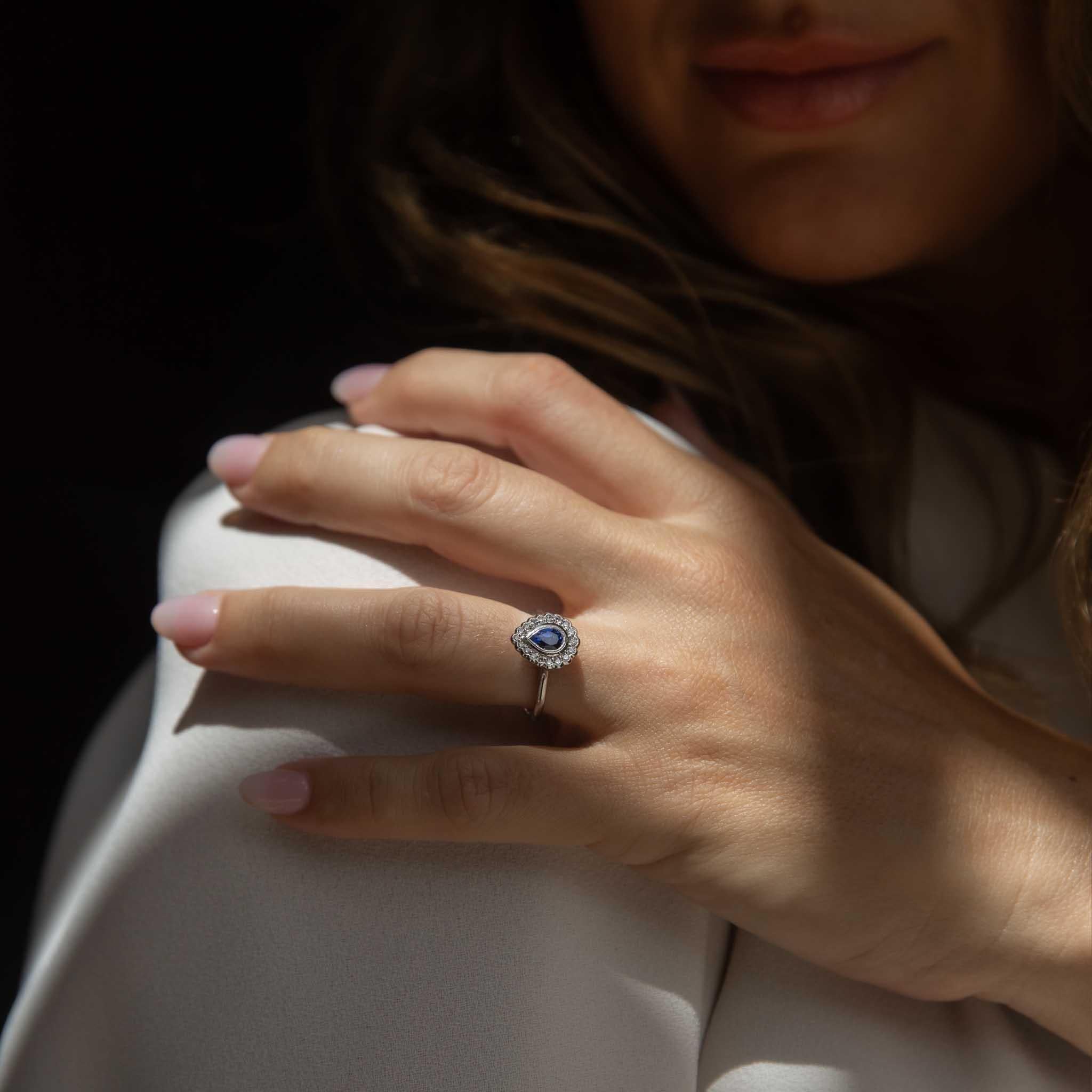 Contemporary Blue Sapphire & Diamond Ring 18 Karat Weißgold im Angebot 5