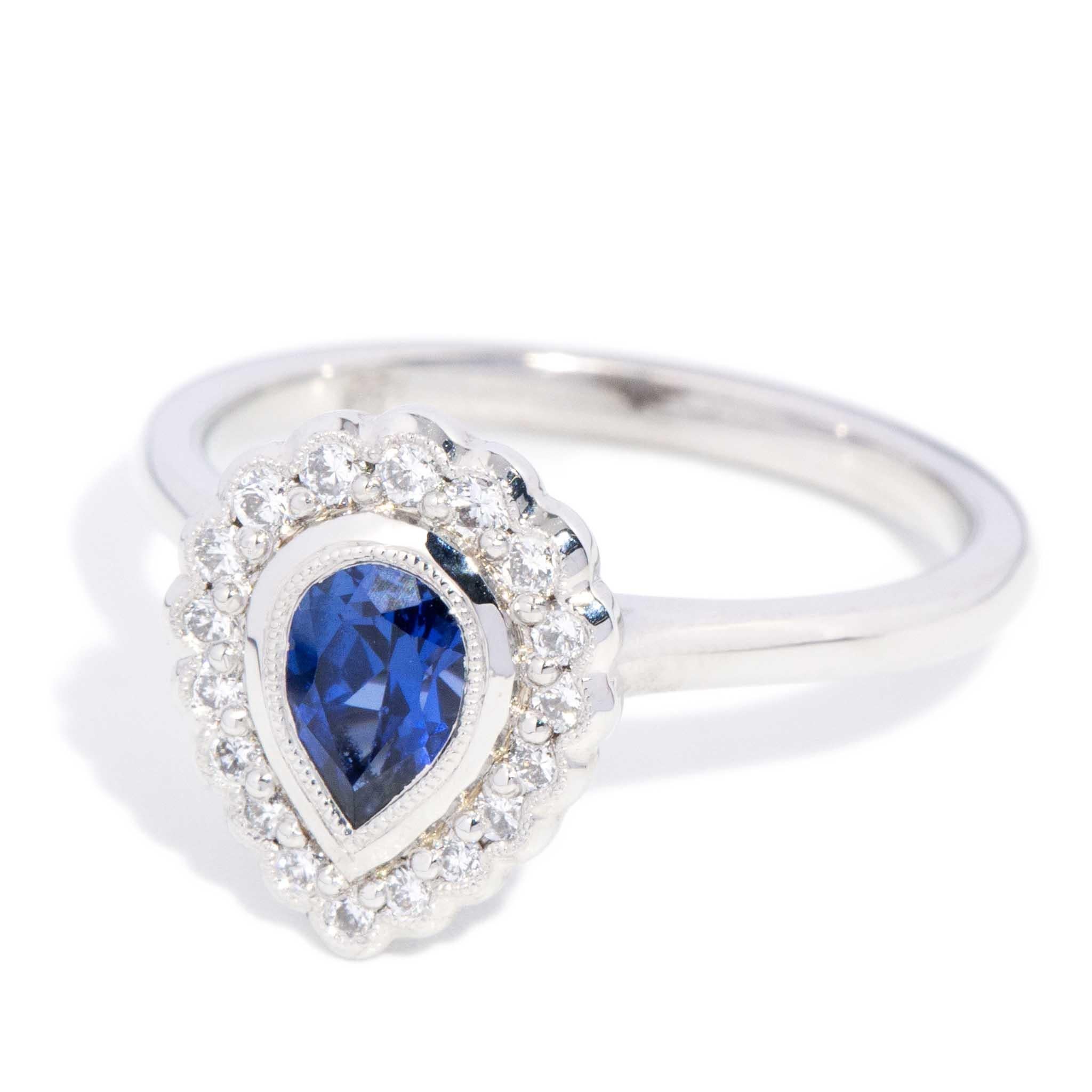 Contemporary Blue Sapphire & Diamond Ring 18 Karat Weißgold (Tropfenschliff) im Angebot
