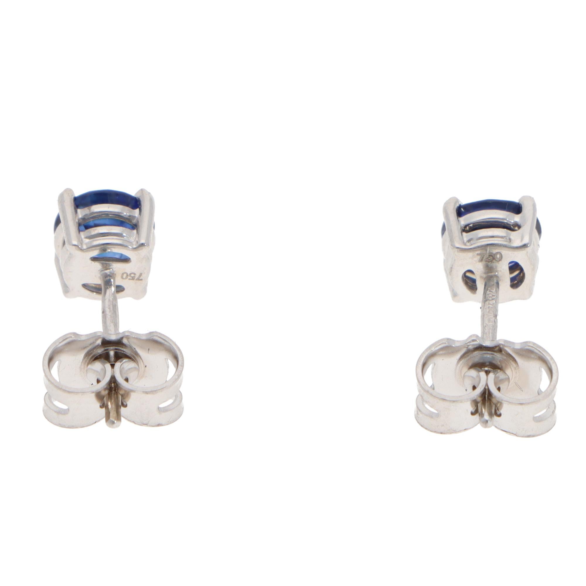 Contemporary Blue Sapphire Stud Earrings in White Gold In New Condition For Sale In London, GB