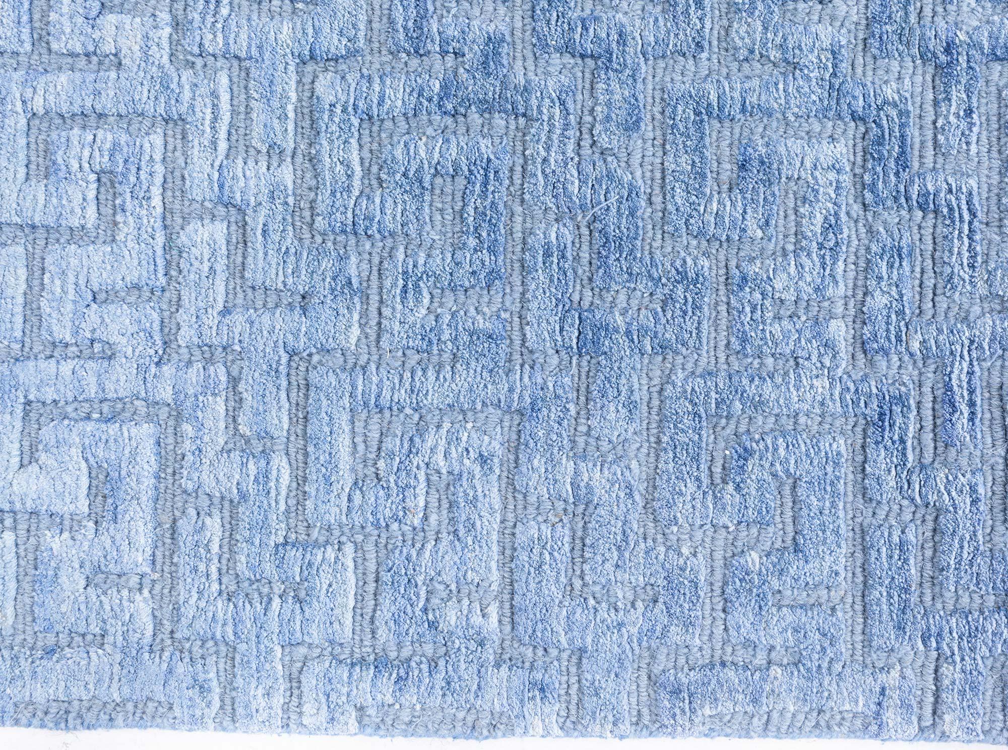 Traves de Mesa Contemporáneo Fragmento de Seda Azul de Doris Leslie Blau Moderno en venta
