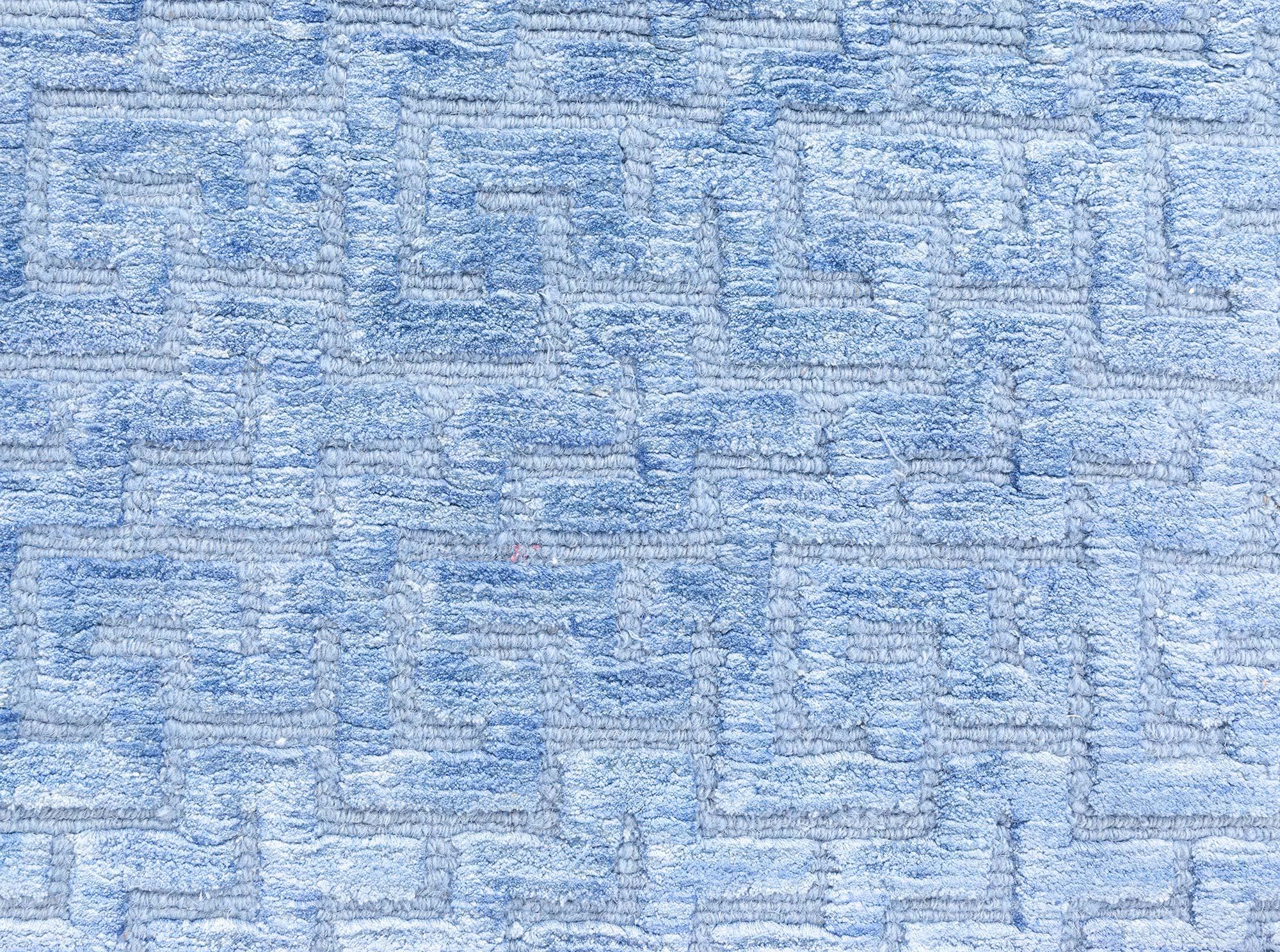 Traves de Mesa Contemporáneo Fragmento de Seda Azul de Doris Leslie Blau Indio en venta