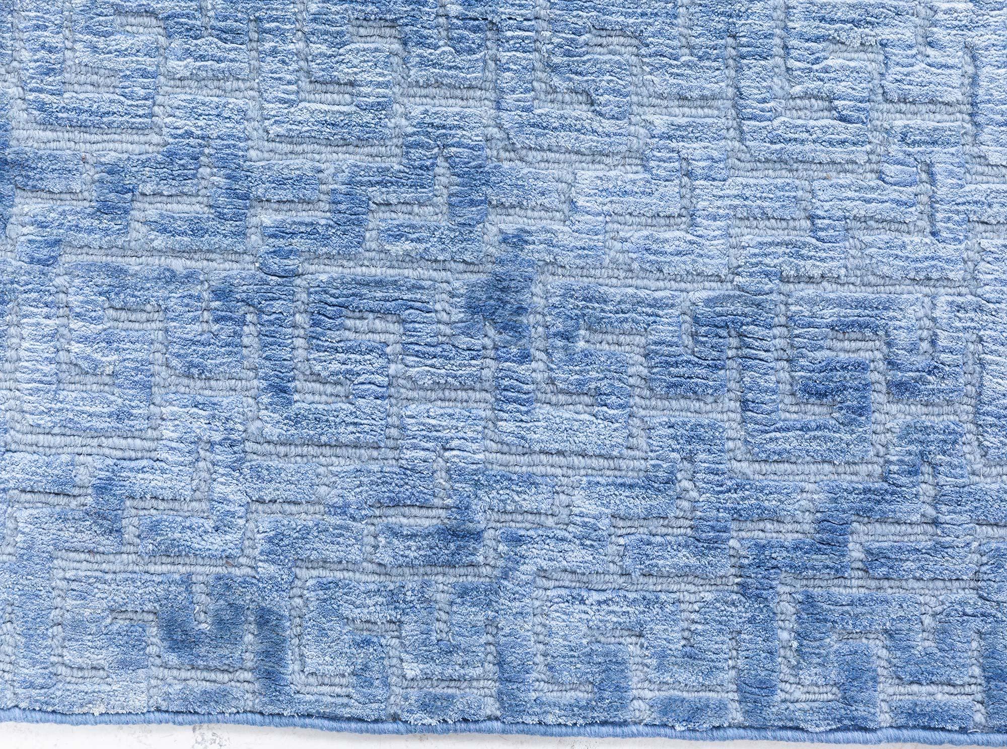 Traves de Mesa Contemporáneo Fragmento de Seda Azul de Doris Leslie Blau en Nuevo estado para la venta en New York, NY