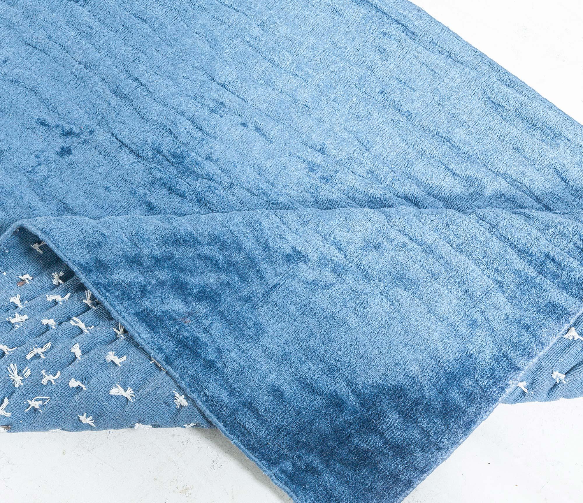 Noué à la main Chemin de table contemporain en soie bleue de Doris Leslie Blau en vente
