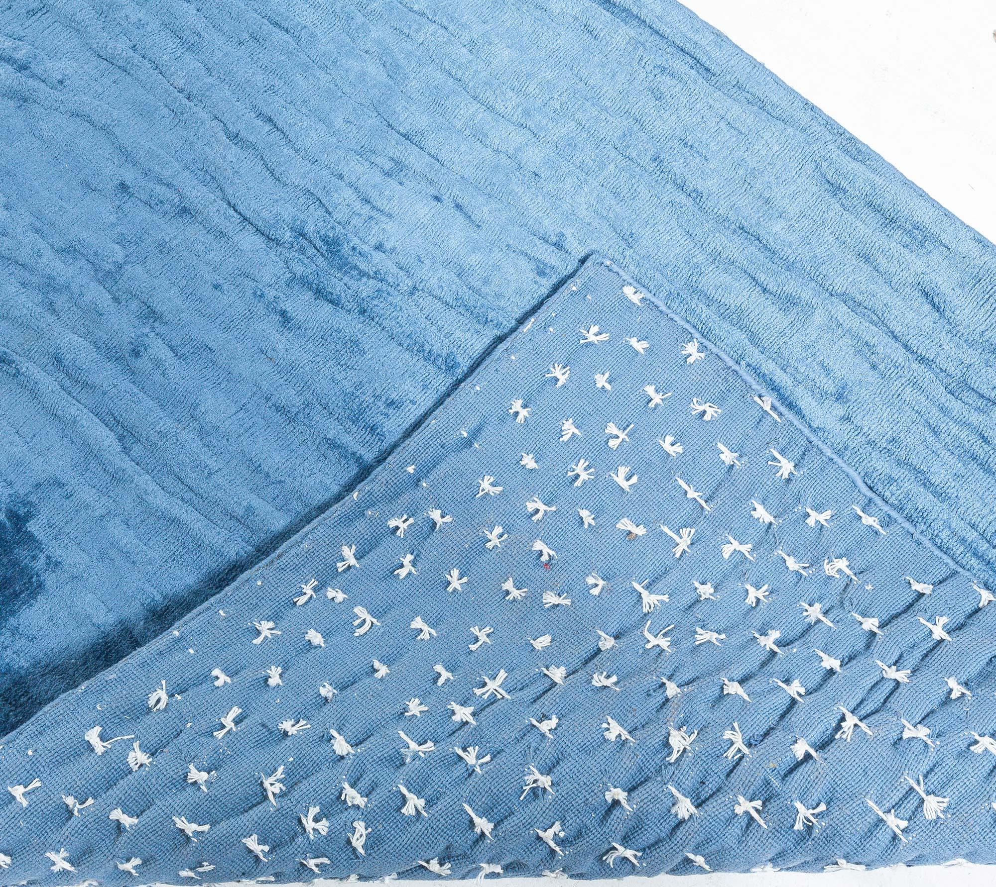 XXIe siècle et contemporain Chemin de table contemporain en soie bleue de Doris Leslie Blau en vente