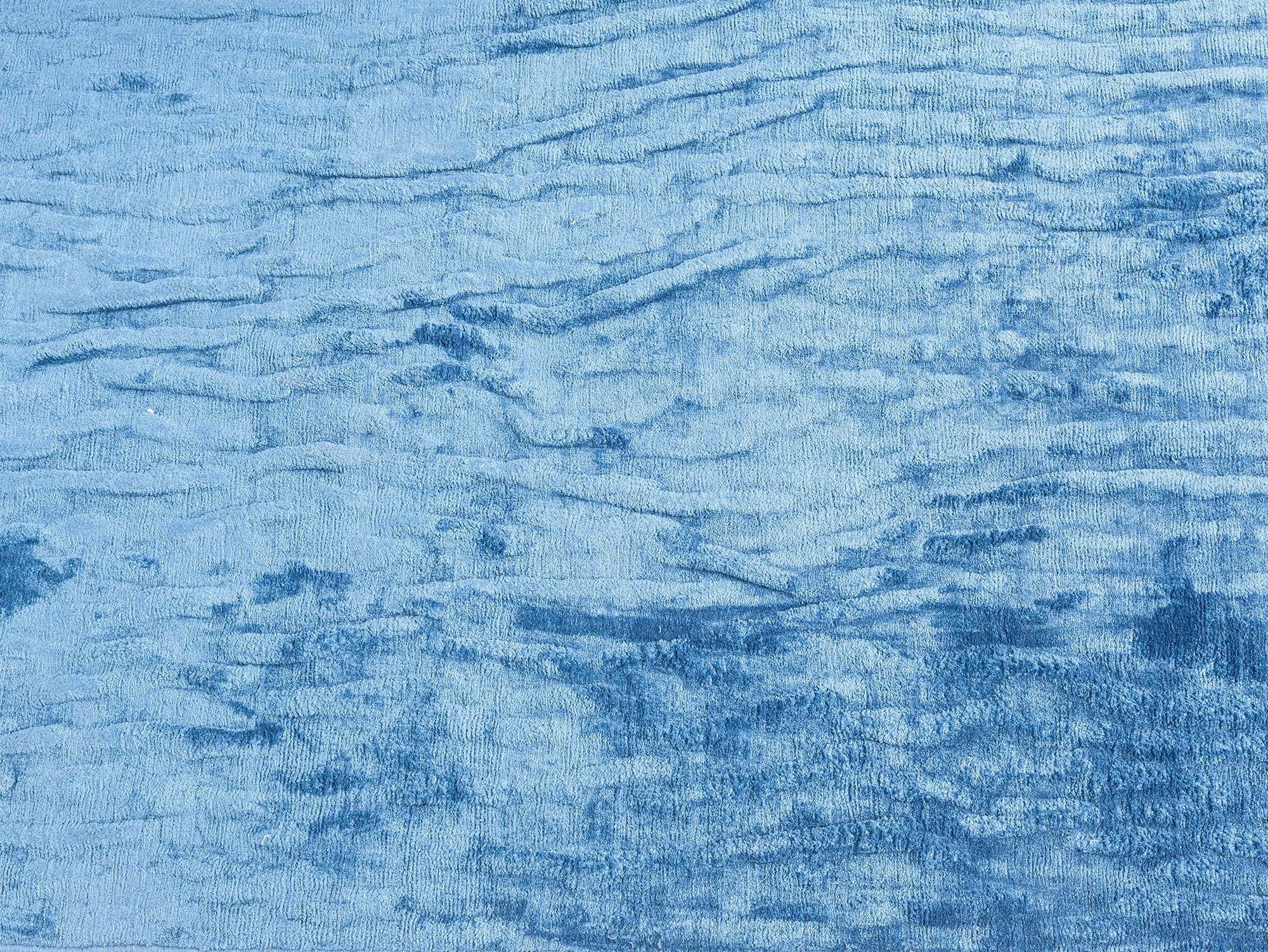 Chemin de table contemporain en soie bleue
Taille : 3'3