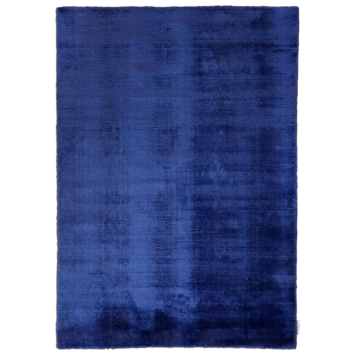 Tapis contemporain bleu foncé doux et soyeux en soie par Deanna Comellini 250 x 350 cm