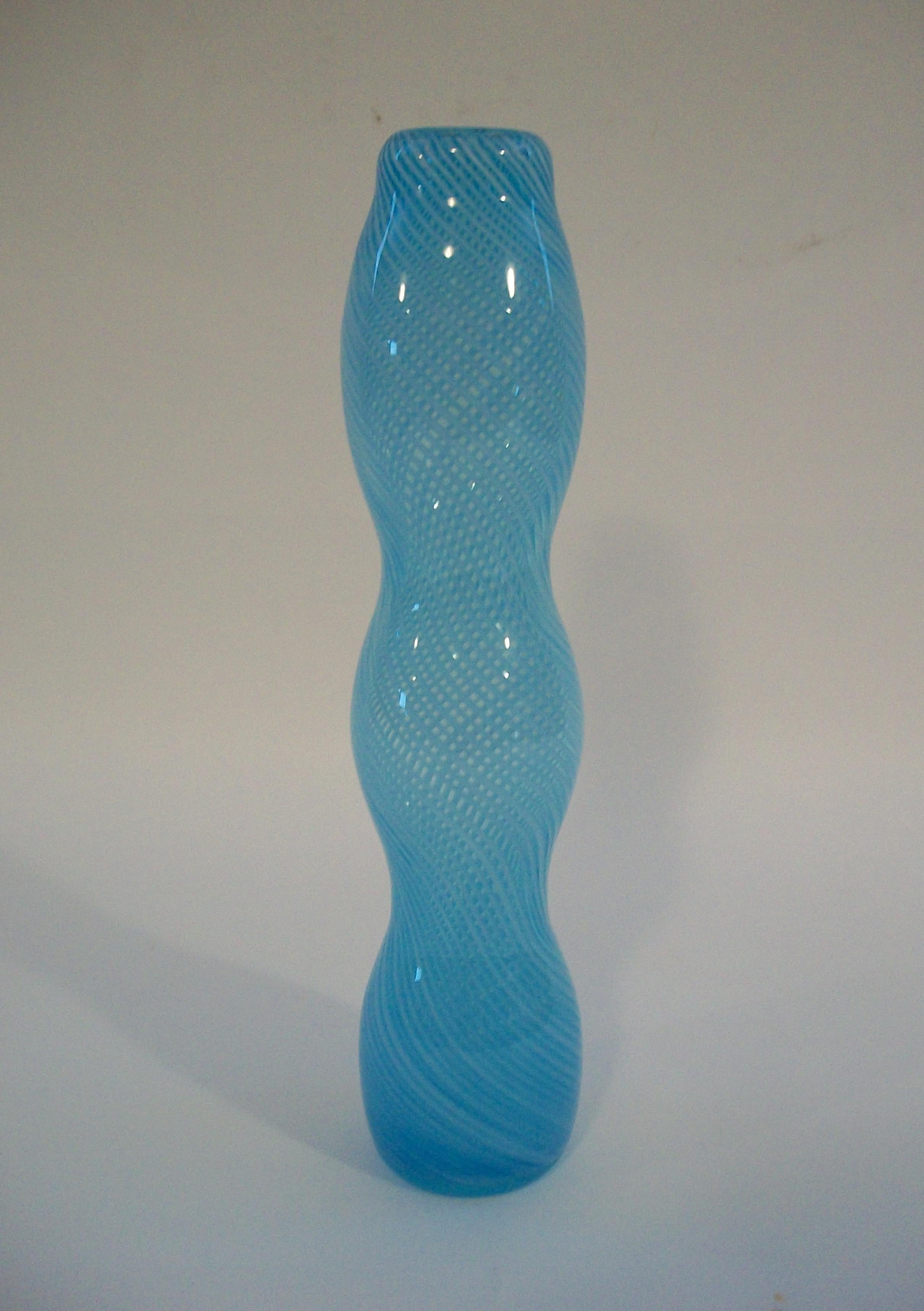 Jarrón contemporáneo de vidrio artístico con triple calabaza en forma de remolino azul - Circa 1990's en venta 3