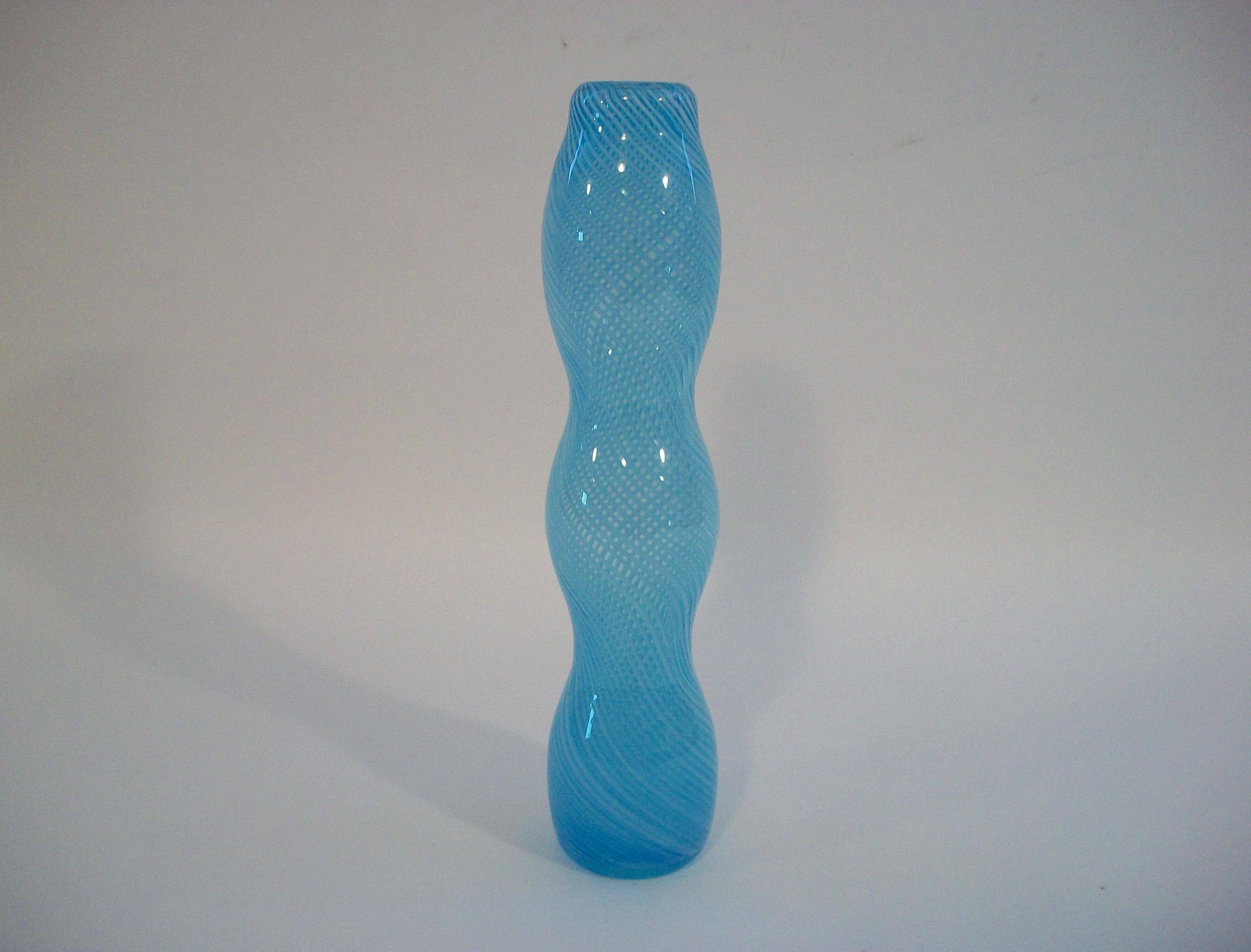 Jarrón contemporáneo de vidrio artístico con triple calabaza en forma de remolino azul - Circa 1990's en venta 4