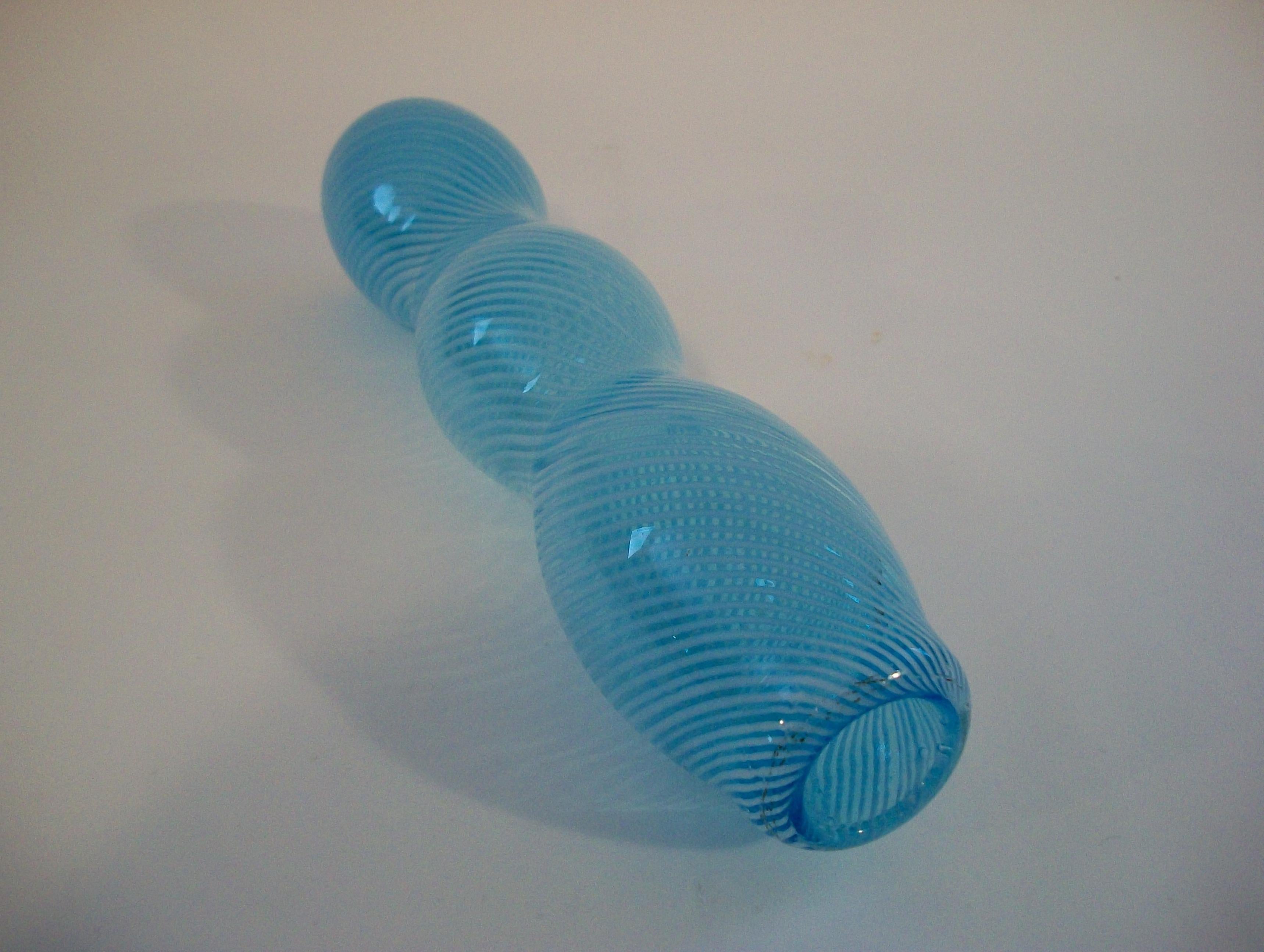 Jarrón contemporáneo de vidrio artístico con triple calabaza en forma de remolino azul - Circa 1990's en venta 6
