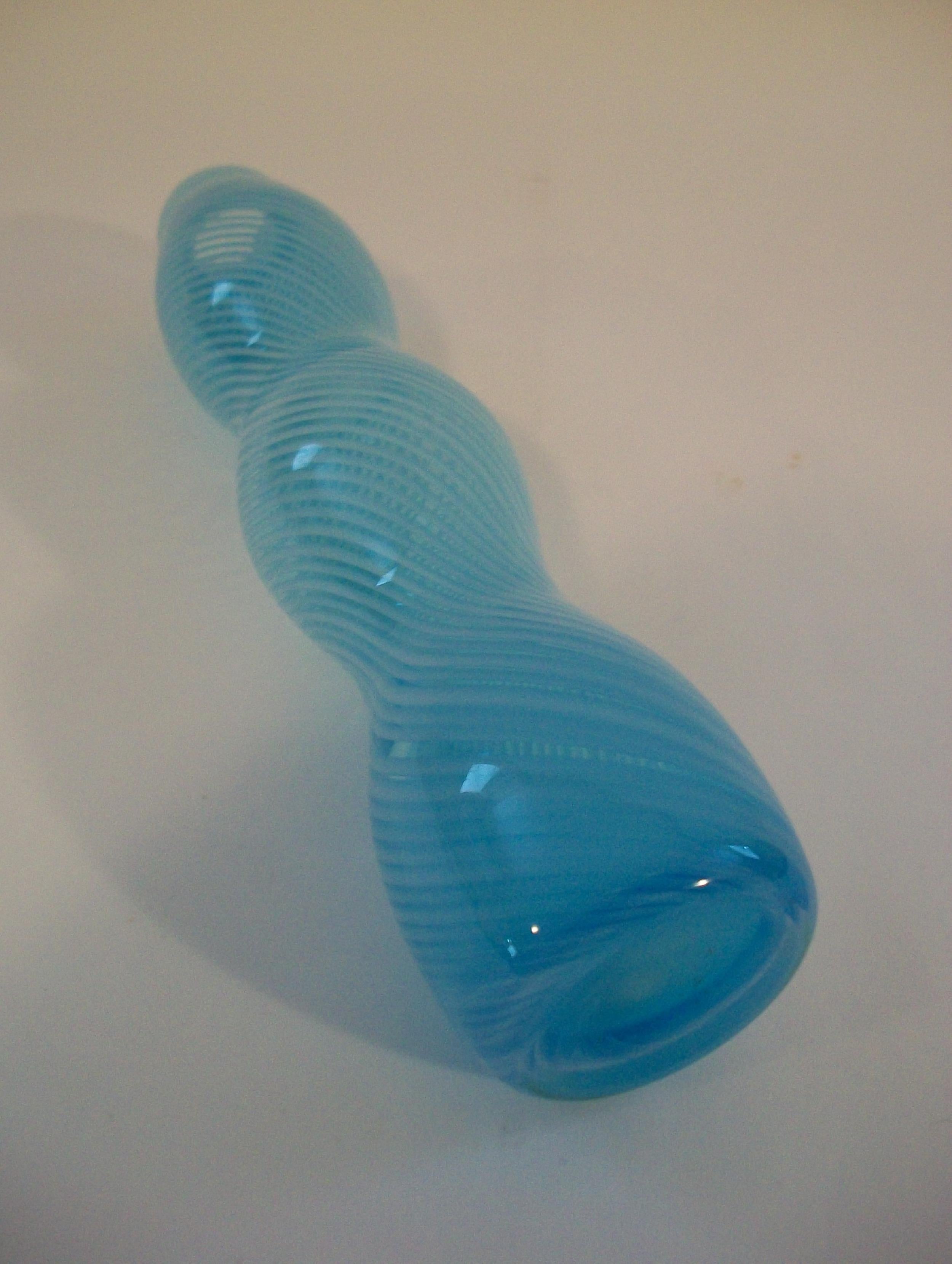 Jarrón contemporáneo de vidrio artístico con triple calabaza en forma de remolino azul - Circa 1990's en venta 7