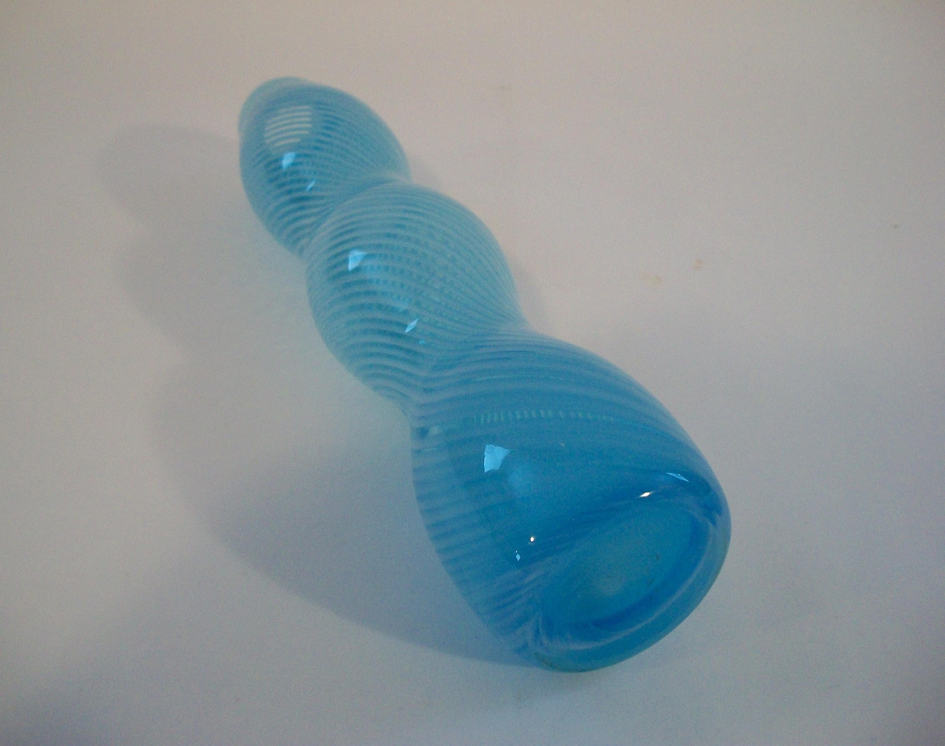 Jarrón contemporáneo de vidrio artístico con triple calabaza en forma de remolino azul - Circa 1990's en venta 8