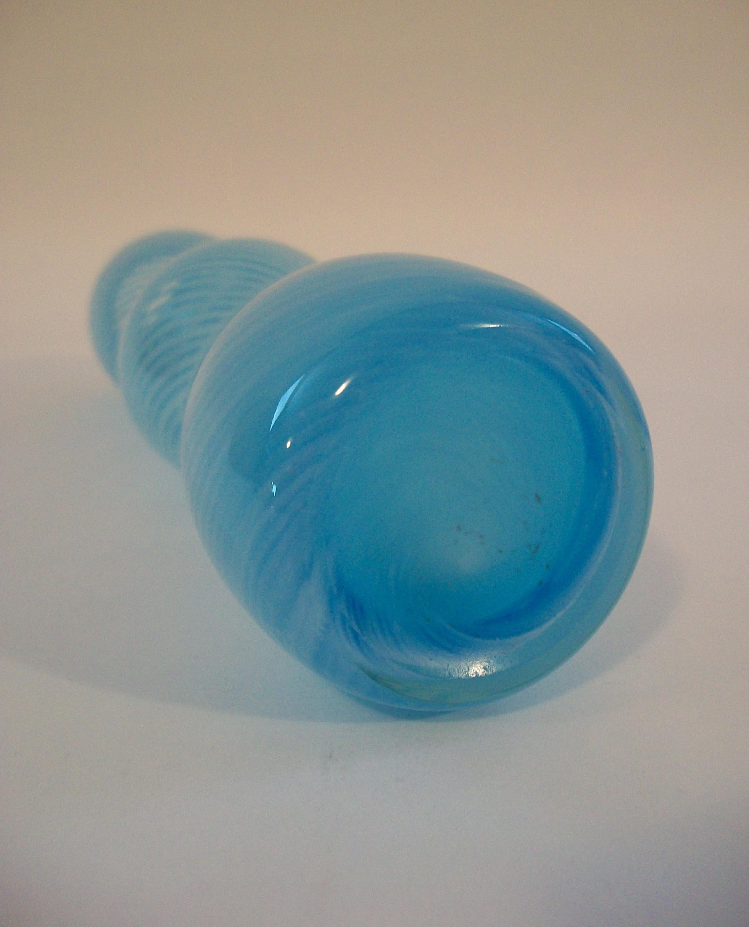 Jarrón contemporáneo de vidrio artístico con triple calabaza en forma de remolino azul - Circa 1990's en venta 9