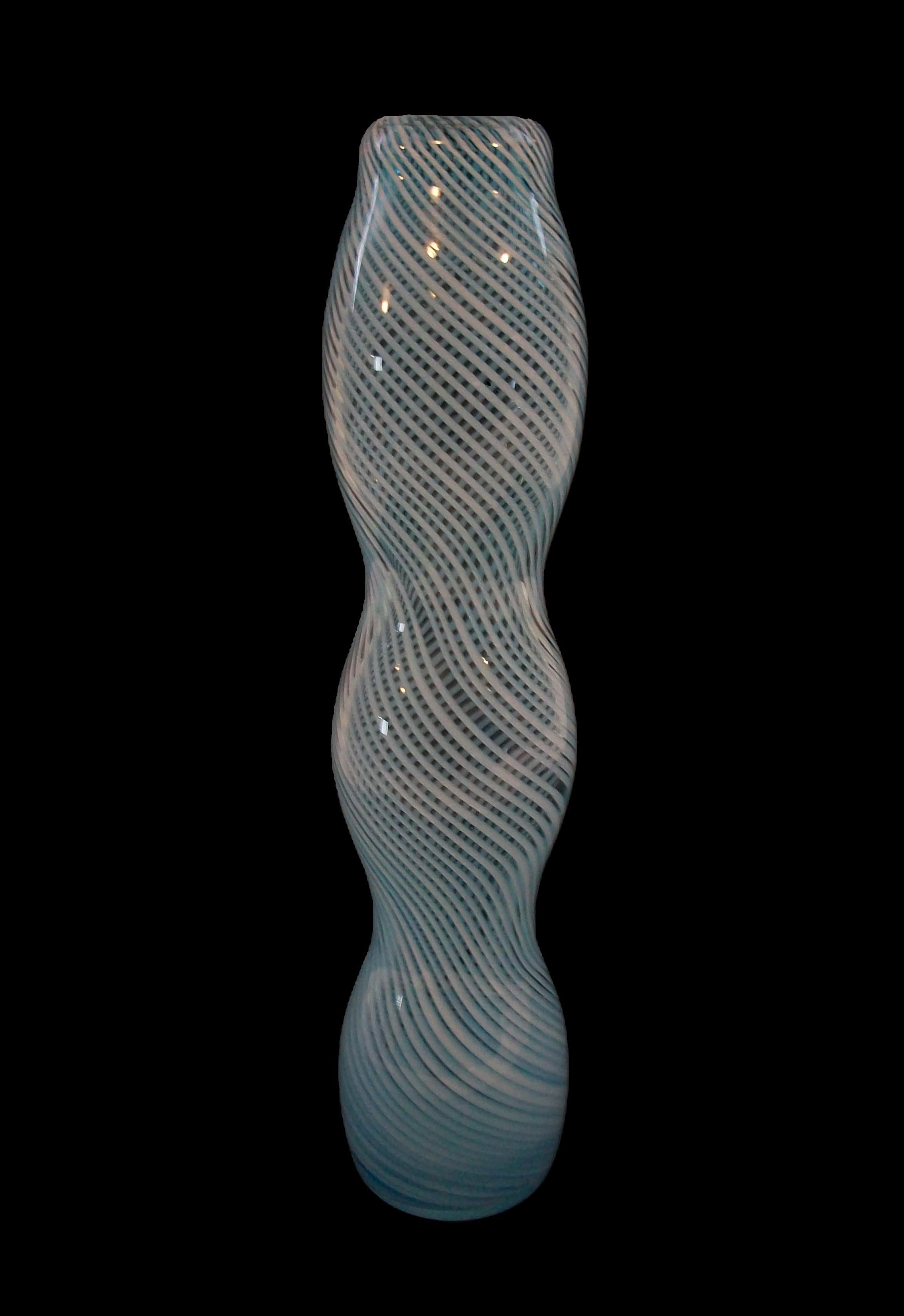Jarrón contemporáneo de vidrio artístico con triple calabaza en forma de remolino azul - Circa 1990's Moderno en venta