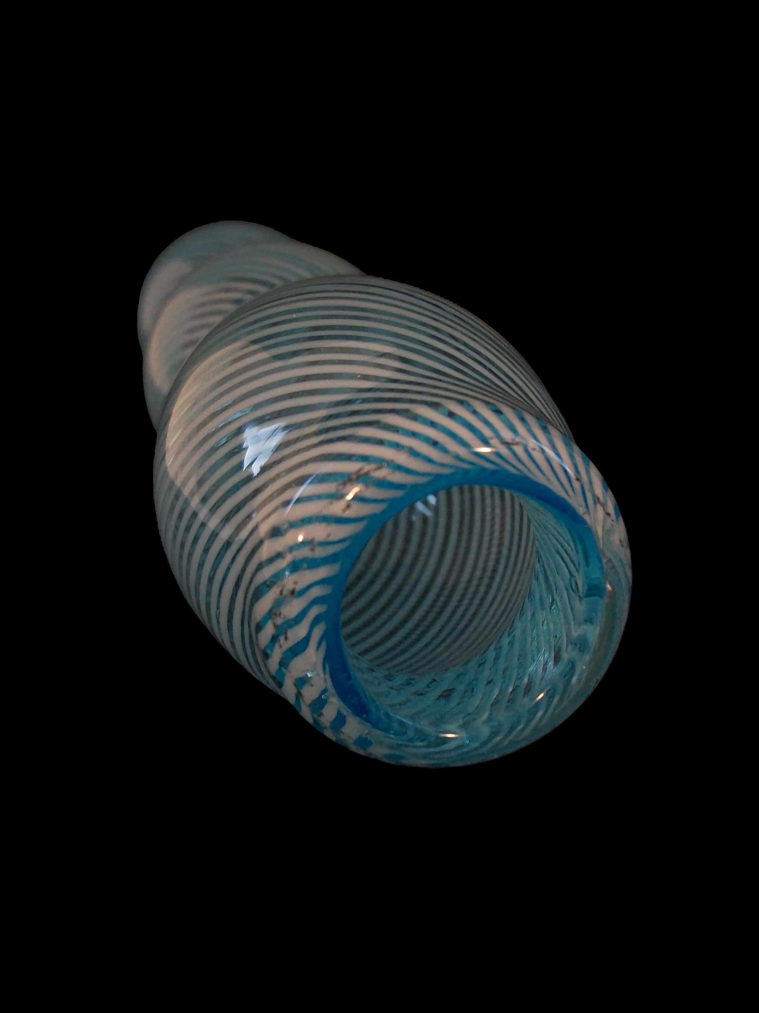Jarrón contemporáneo de vidrio artístico con triple calabaza en forma de remolino azul - Circa 1990's en venta 1