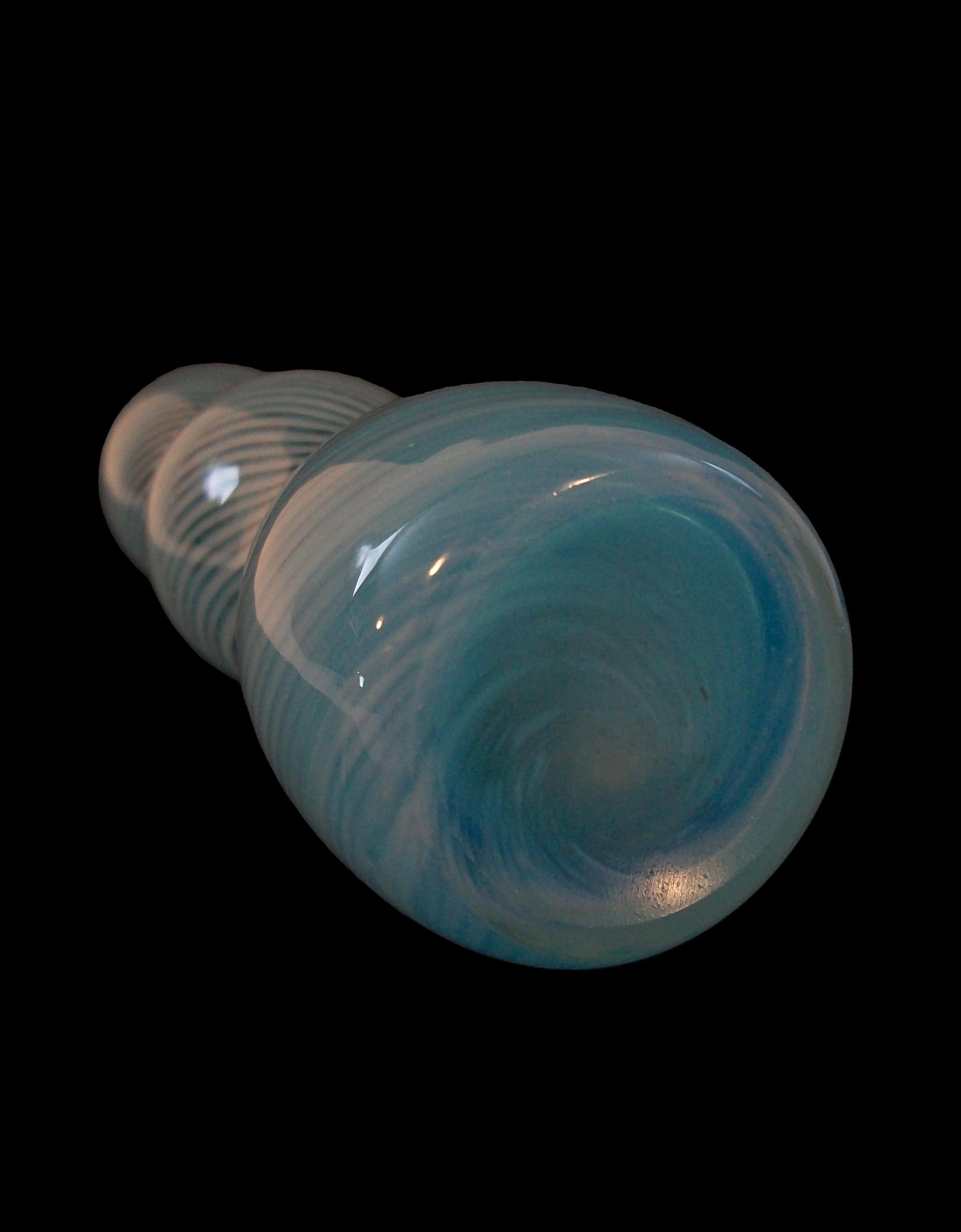 Jarrón contemporáneo de vidrio artístico con triple calabaza en forma de remolino azul - Circa 1990's en venta 2