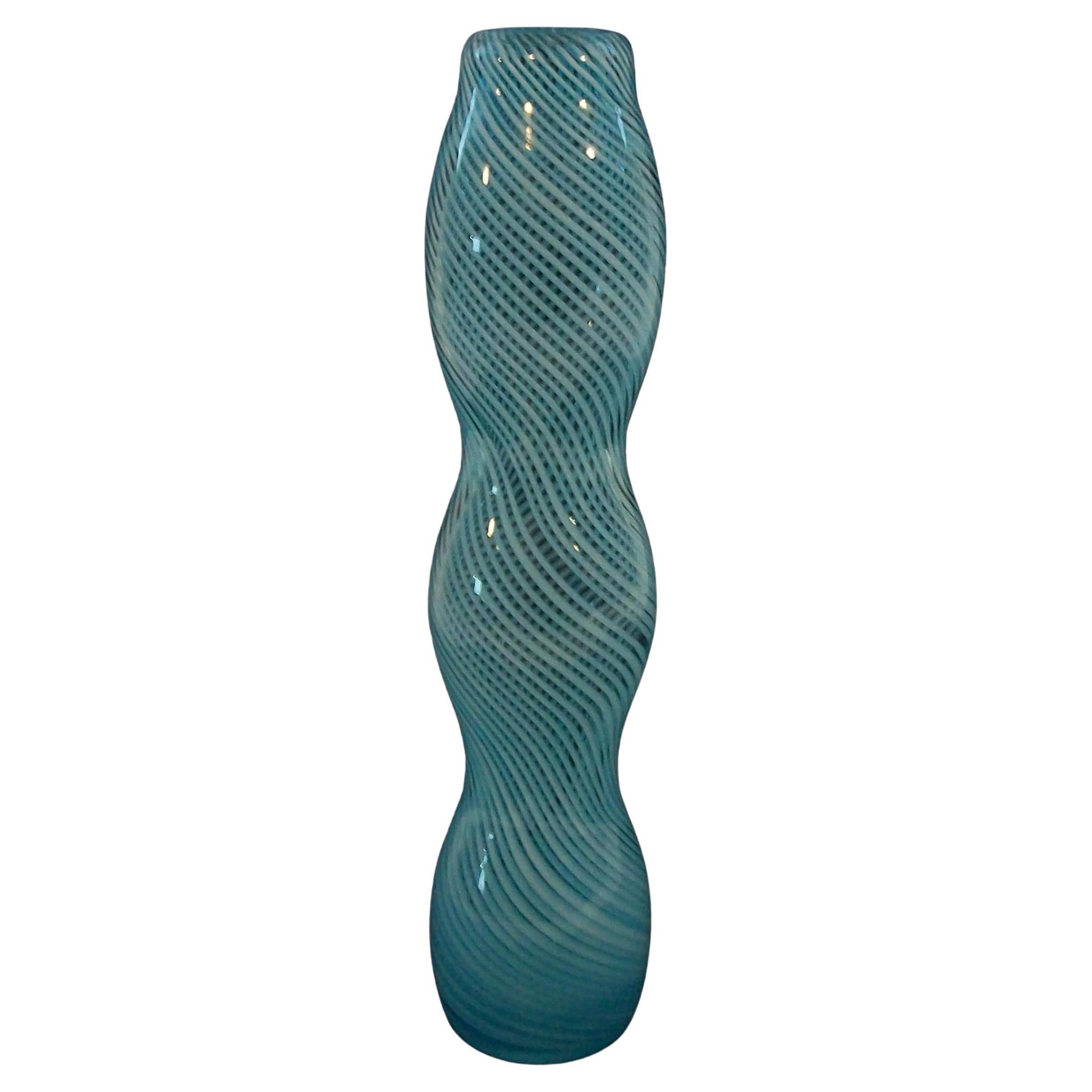 Jarrón contemporáneo de vidrio artístico con triple calabaza en forma de remolino azul - Circa 1990's en venta
