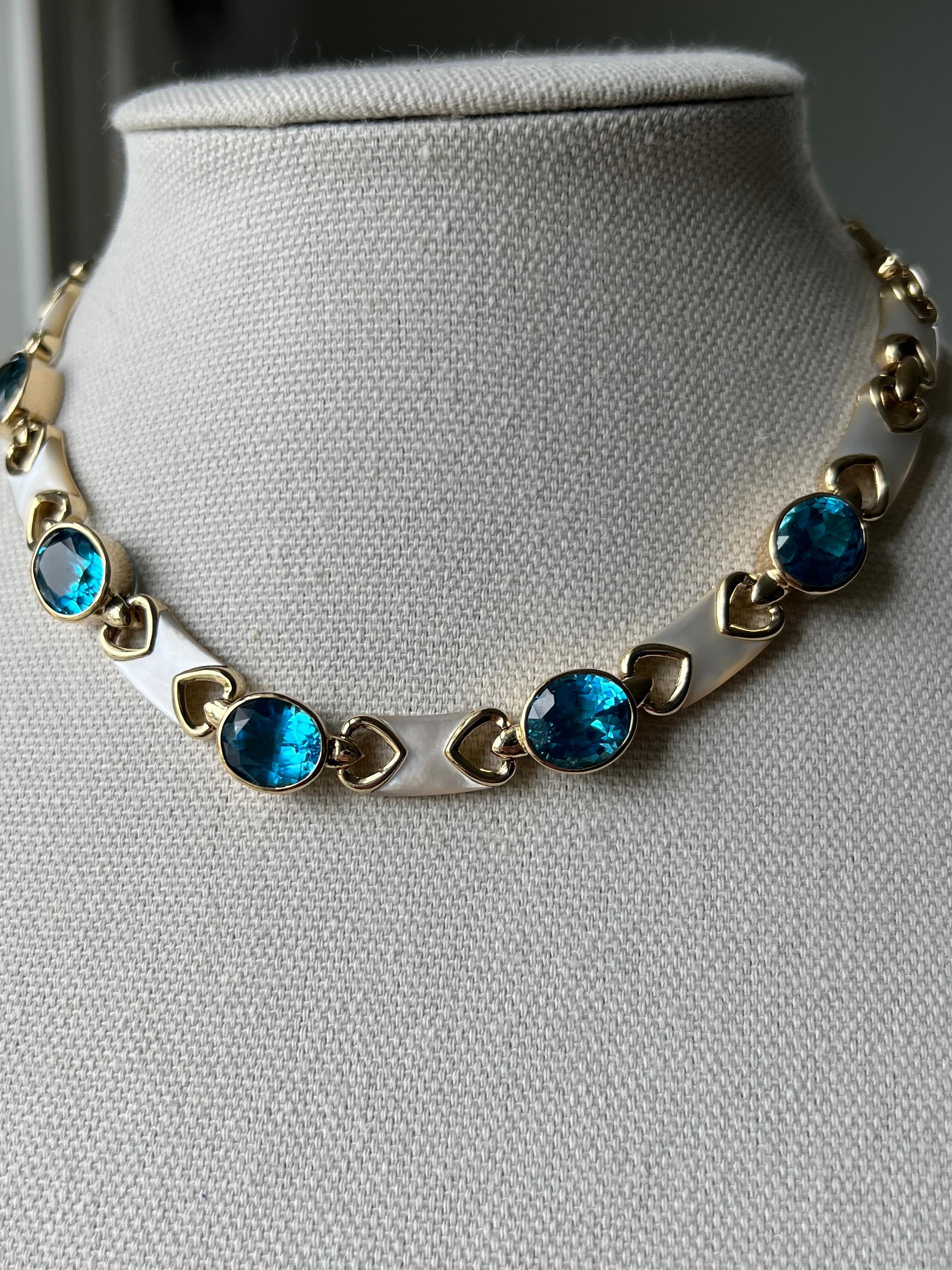 Contemporain Collier contemporain à maillons en or jaune 14k, topaze bleue et nacre Années 1980 en vente