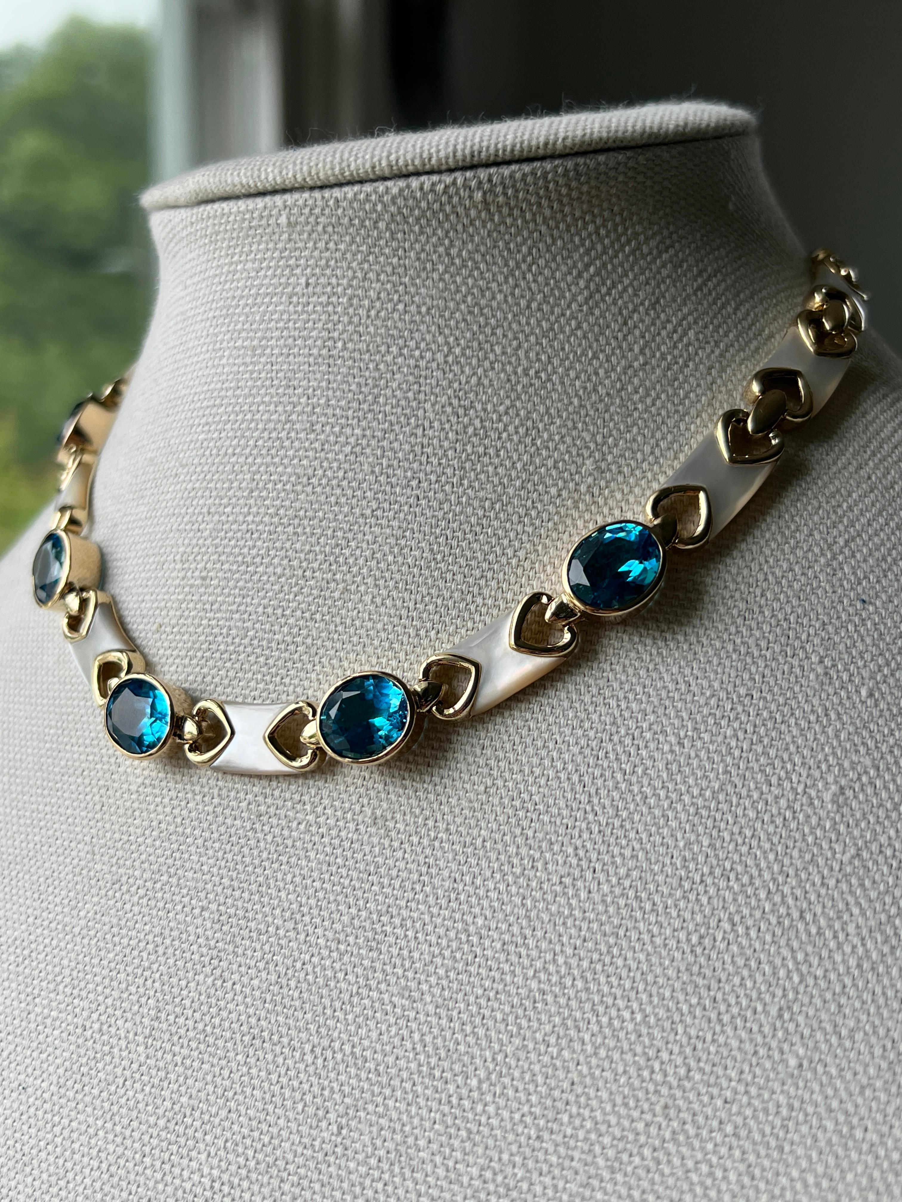 Taille ovale Collier contemporain à maillons en or jaune 14k, topaze bleue et nacre Années 1980 en vente