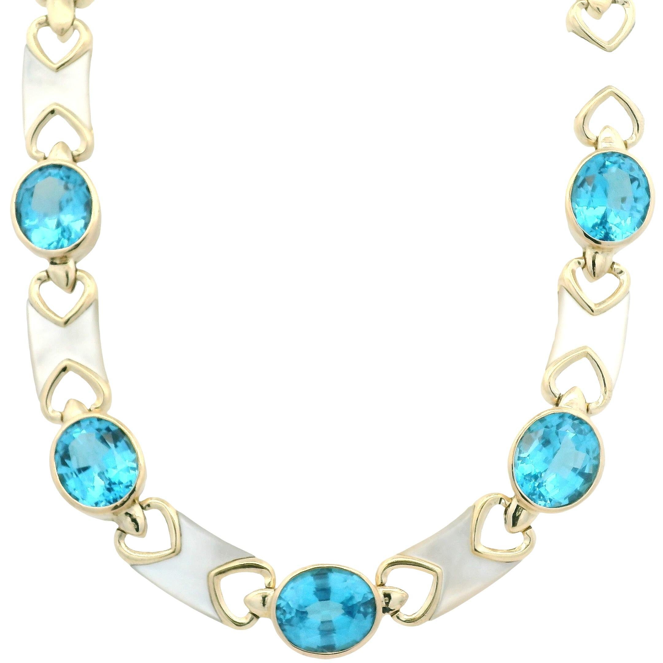 Collier contemporain à maillons en or jaune 14k, topaze bleue et nacre Années 1980 en vente