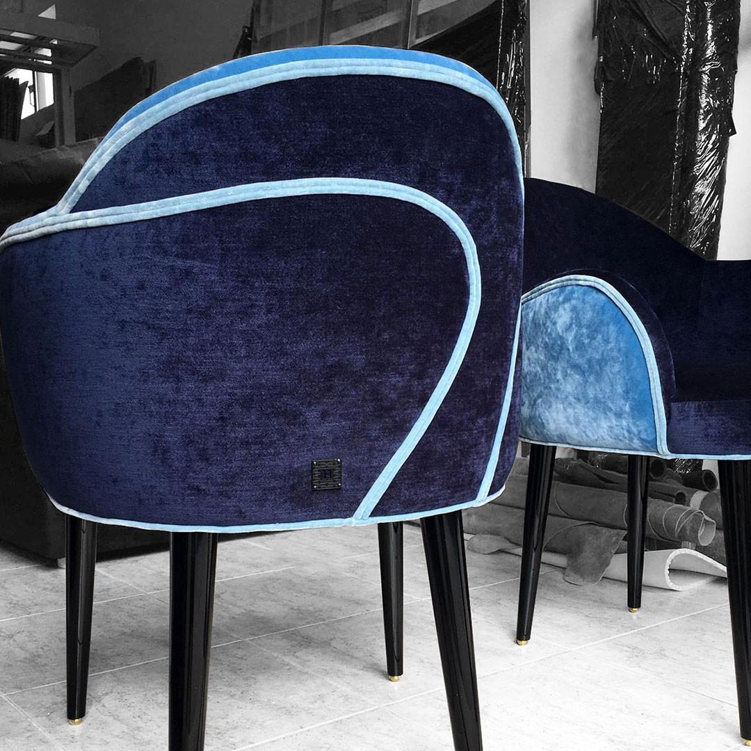 Scille Dining Chair is a luxury armchair that features an asymmetric seat composed of curvilinear panels that intersect each other. An original and comfortable dining chair, upholstered in velvet, ideal for a contemporary dining room