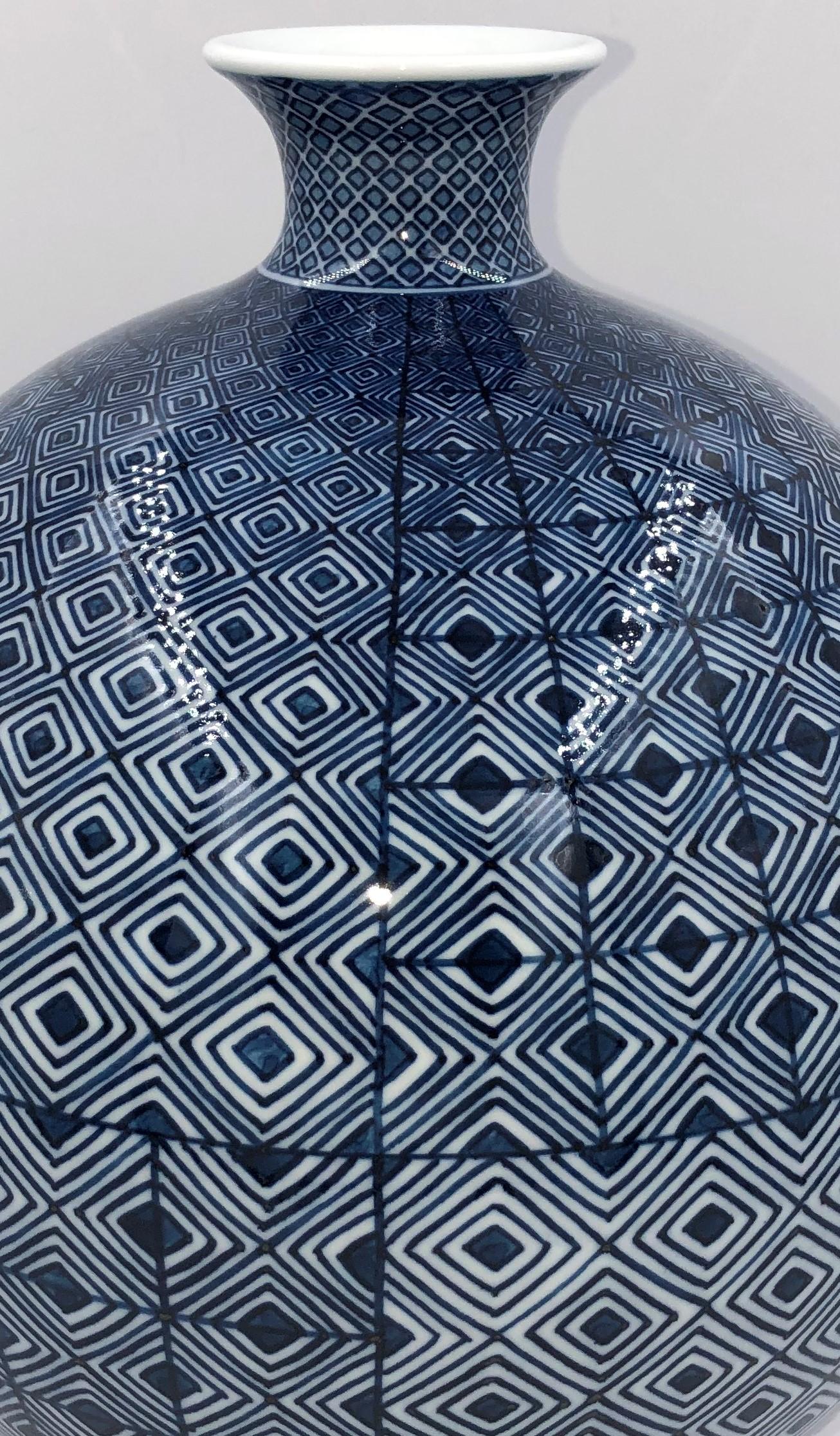 Japonais Vase contemporain en porcelaine bleu blanc par un maître artiste japonais en vente