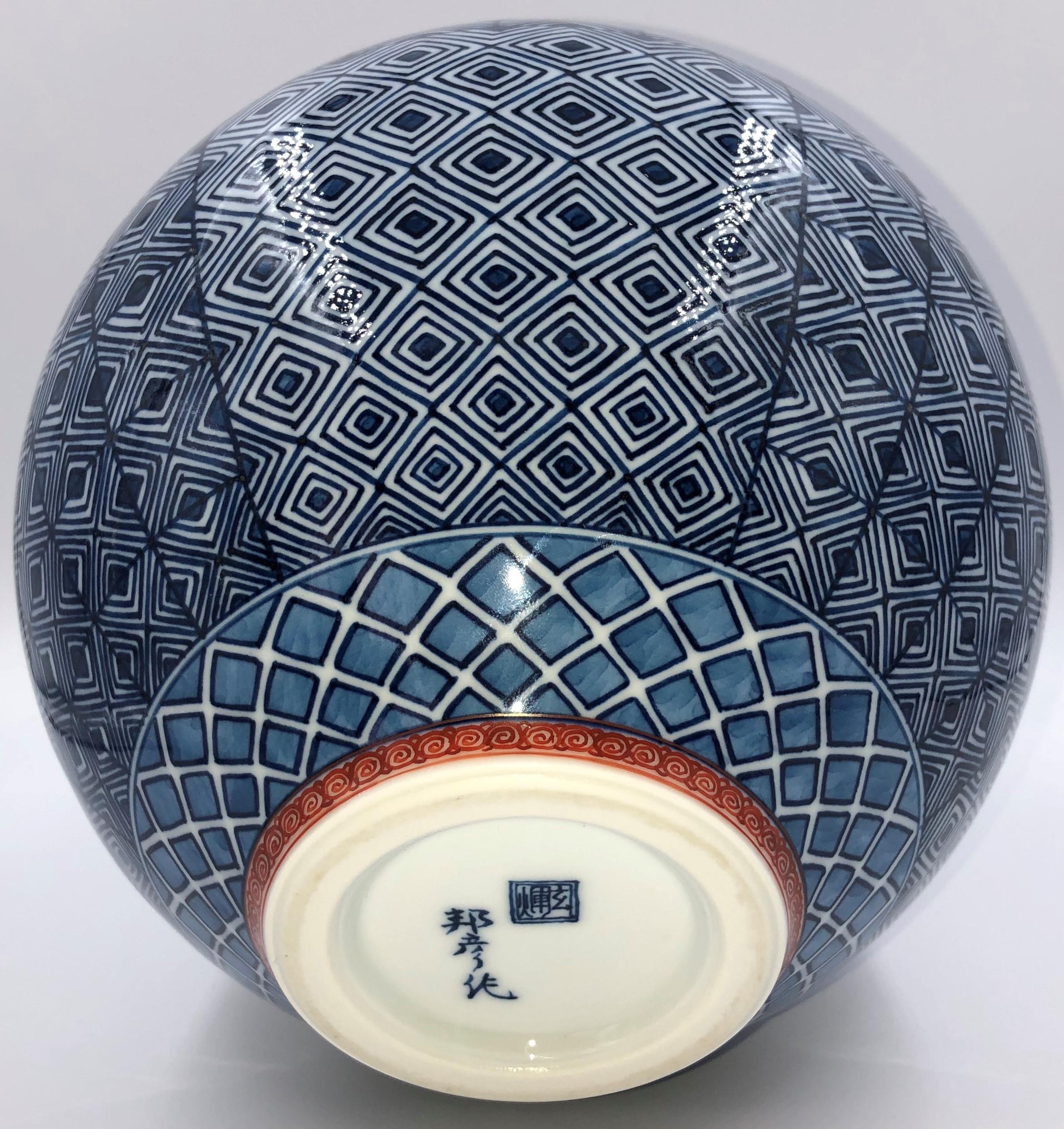 Peint à la main Vase contemporain en porcelaine bleu blanc par un maître artiste japonais en vente