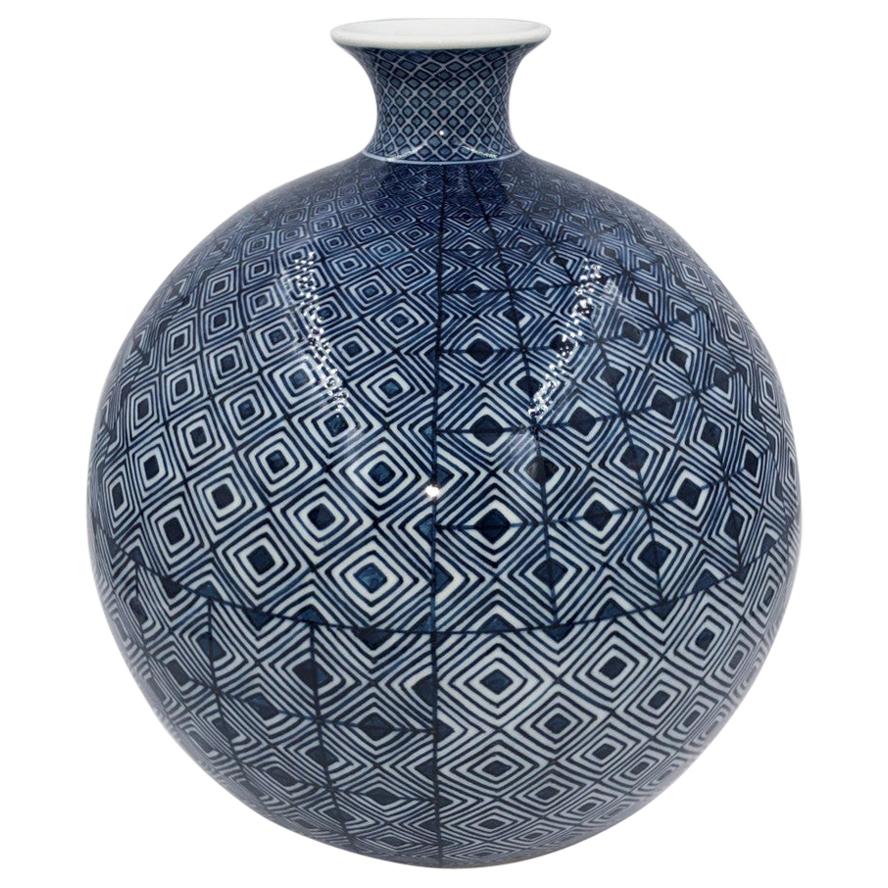 Vase contemporain en porcelaine bleu blanc par un maître artiste japonais