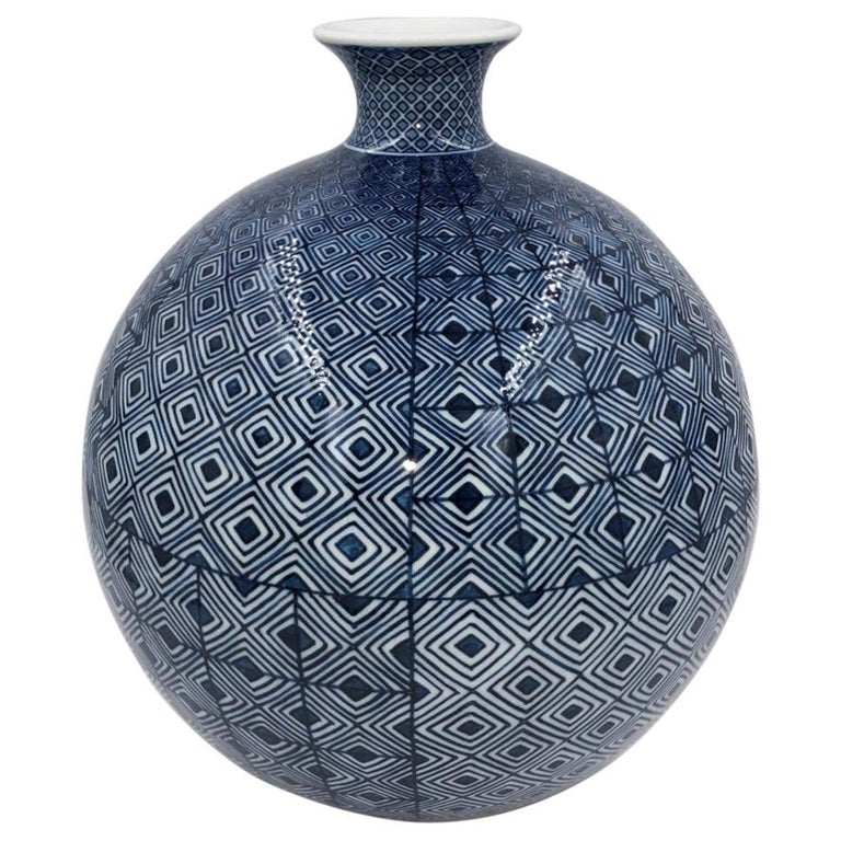 Japanese Blue and White Porcelain Vase – Kuraya