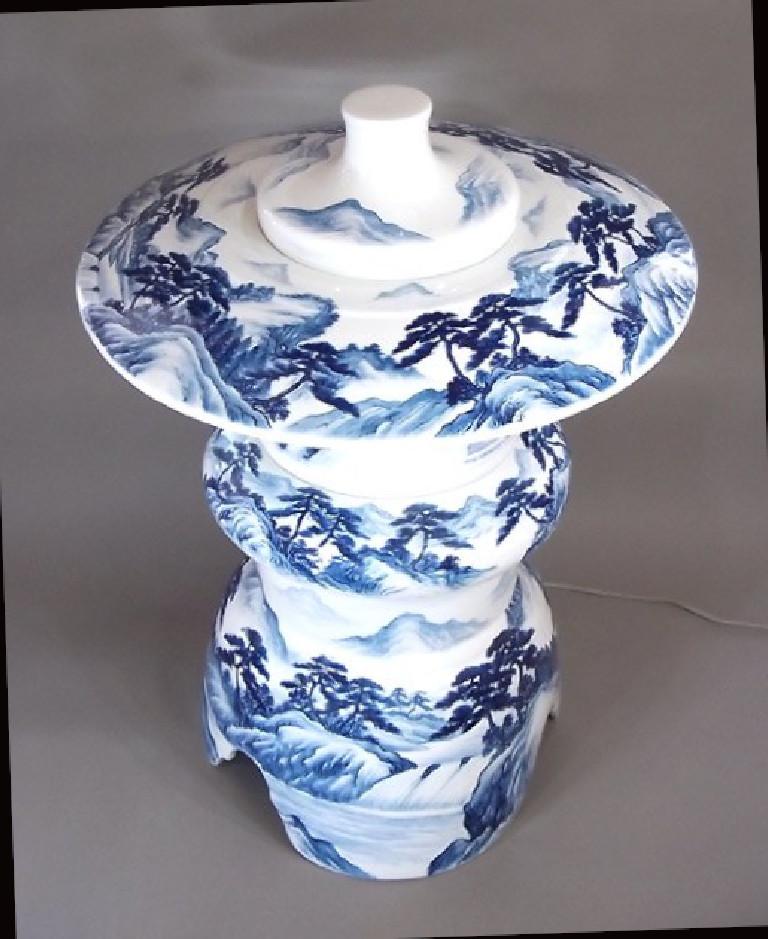 Exquise et rare grande lanterne japonaise contemporaine en porcelaine en trois parties, minutieusement peinte à la main en bleu cobalt sous glaçure sur un corps de forme élégante, un chef-d'œuvre signé par le maître artiste porcelainier très acclamé