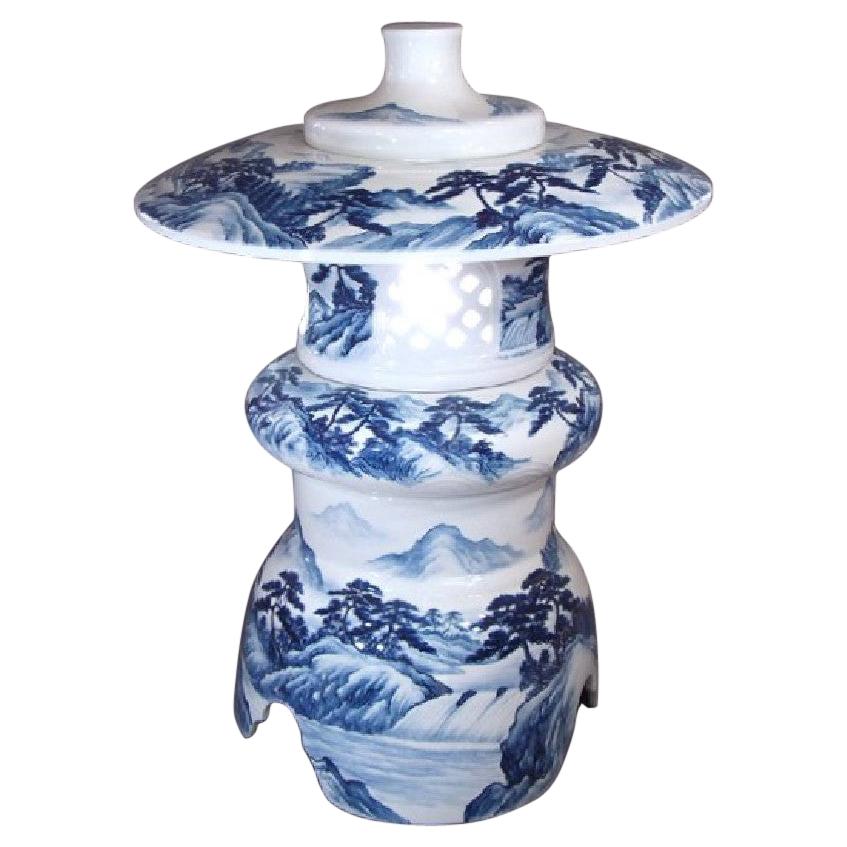 Lanterne japonaise contemporaine bleue de trois pièces en porcelaine par un maître artiste