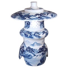 Lanterne japonaise contemporaine bleue de trois pièces en porcelaine par un maître artiste