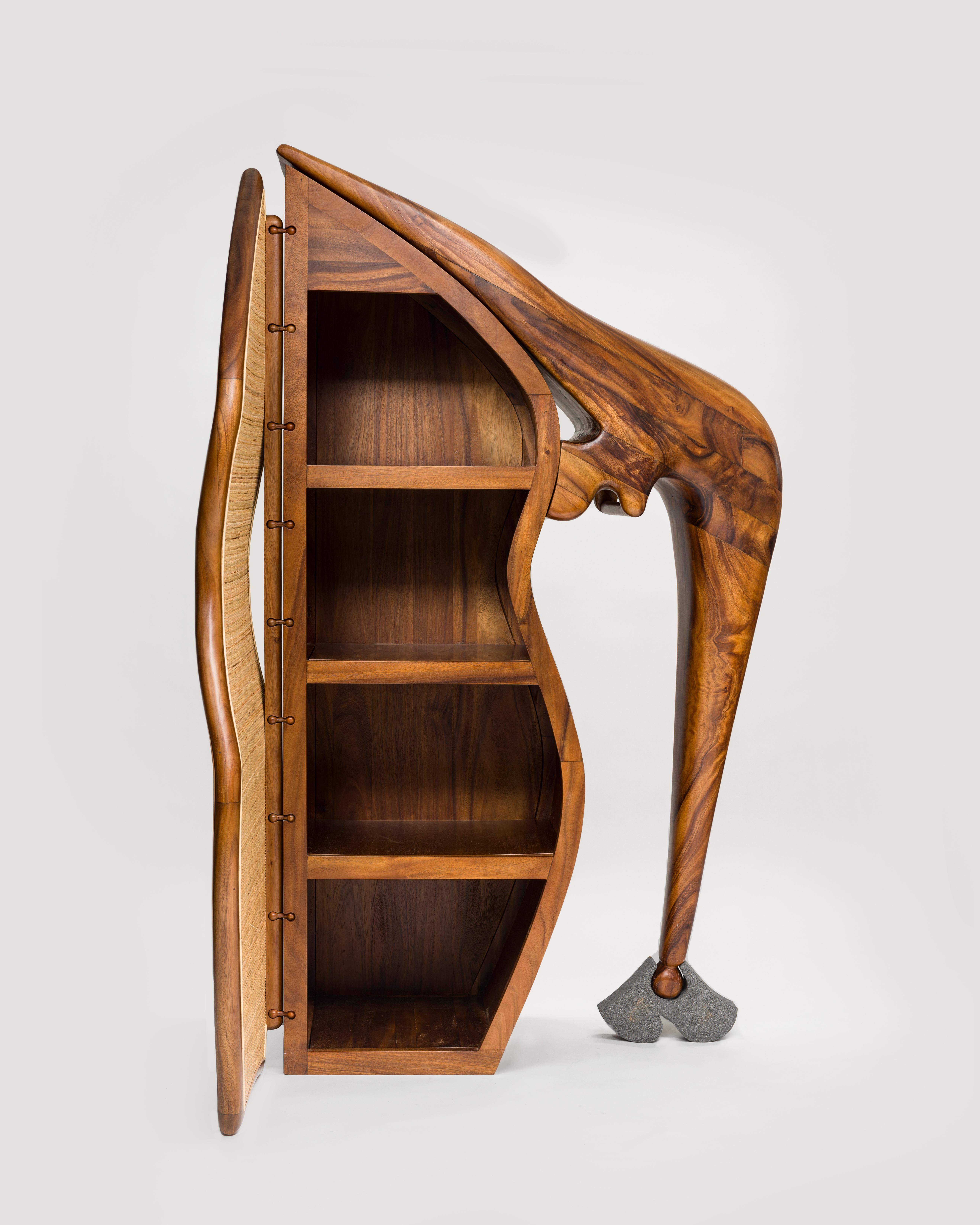 Fatto a mano Armadio Mwasi in teak a forma organica, contemporaneo e bohemien in vendita