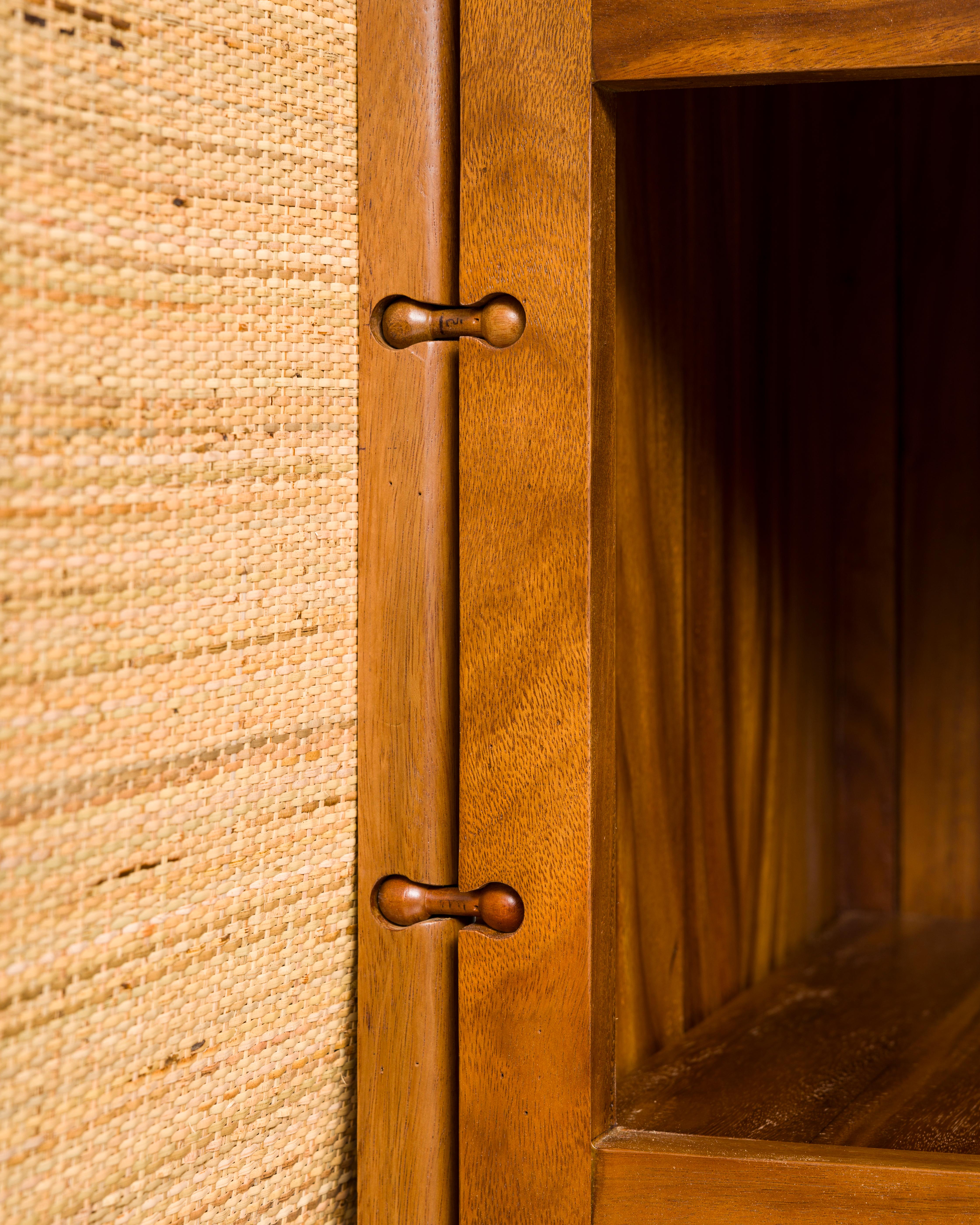 XXI secolo e contemporaneo Armadio Mwasi in teak a forma organica, contemporaneo e bohemien in vendita