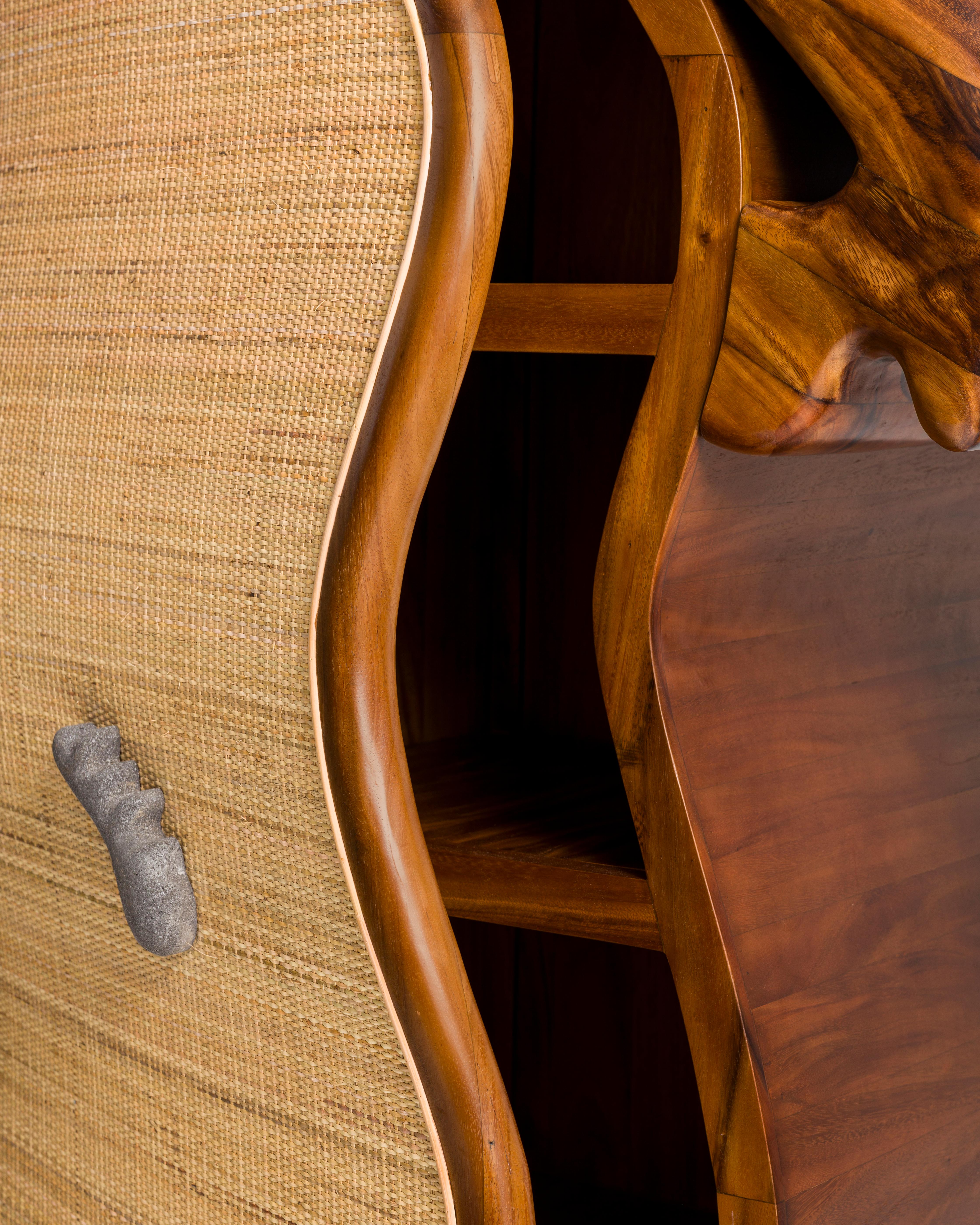 Armadio Mwasi in teak a forma organica, contemporaneo e bohemien in vendita 1