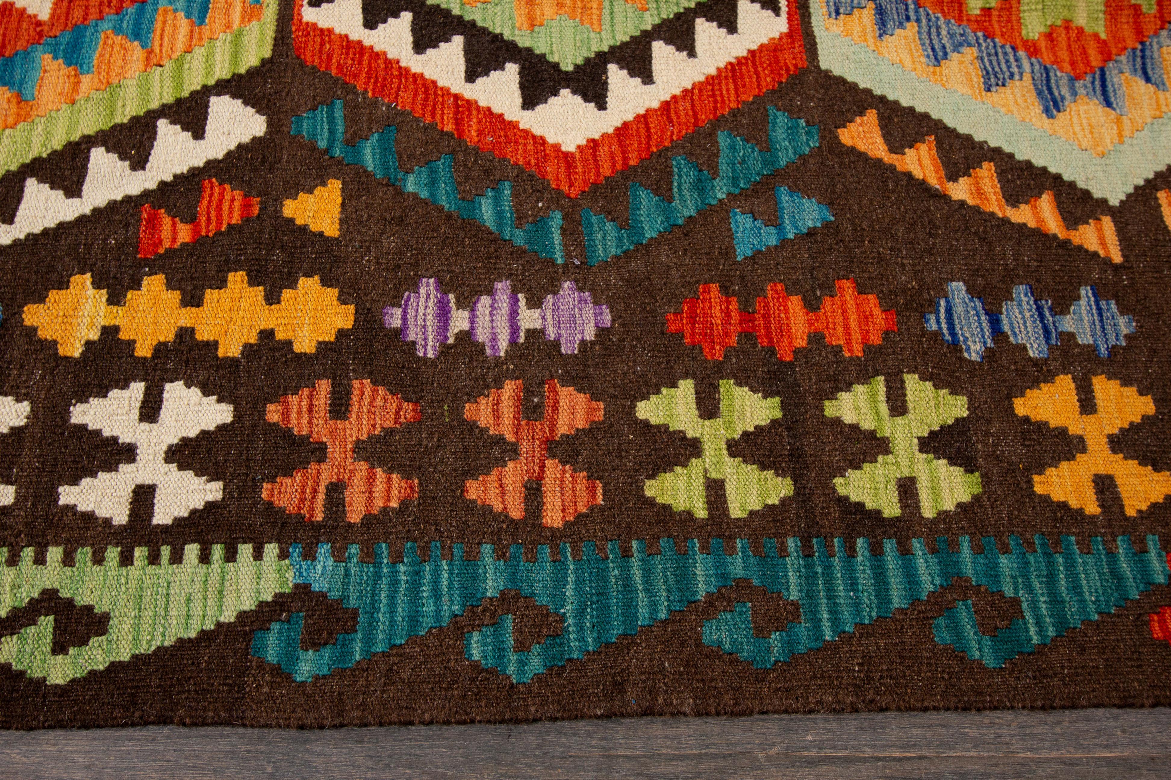 Contemporary Bohemian Flat-Weave Kilim Wool Rug mit mehrfarbigem Design (Indisch) im Angebot